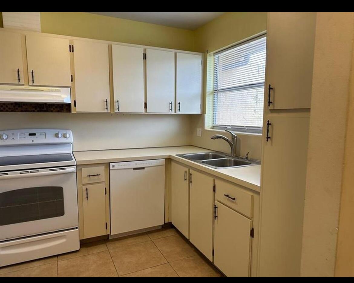 8682 Satalite Terrace Property Photo 3