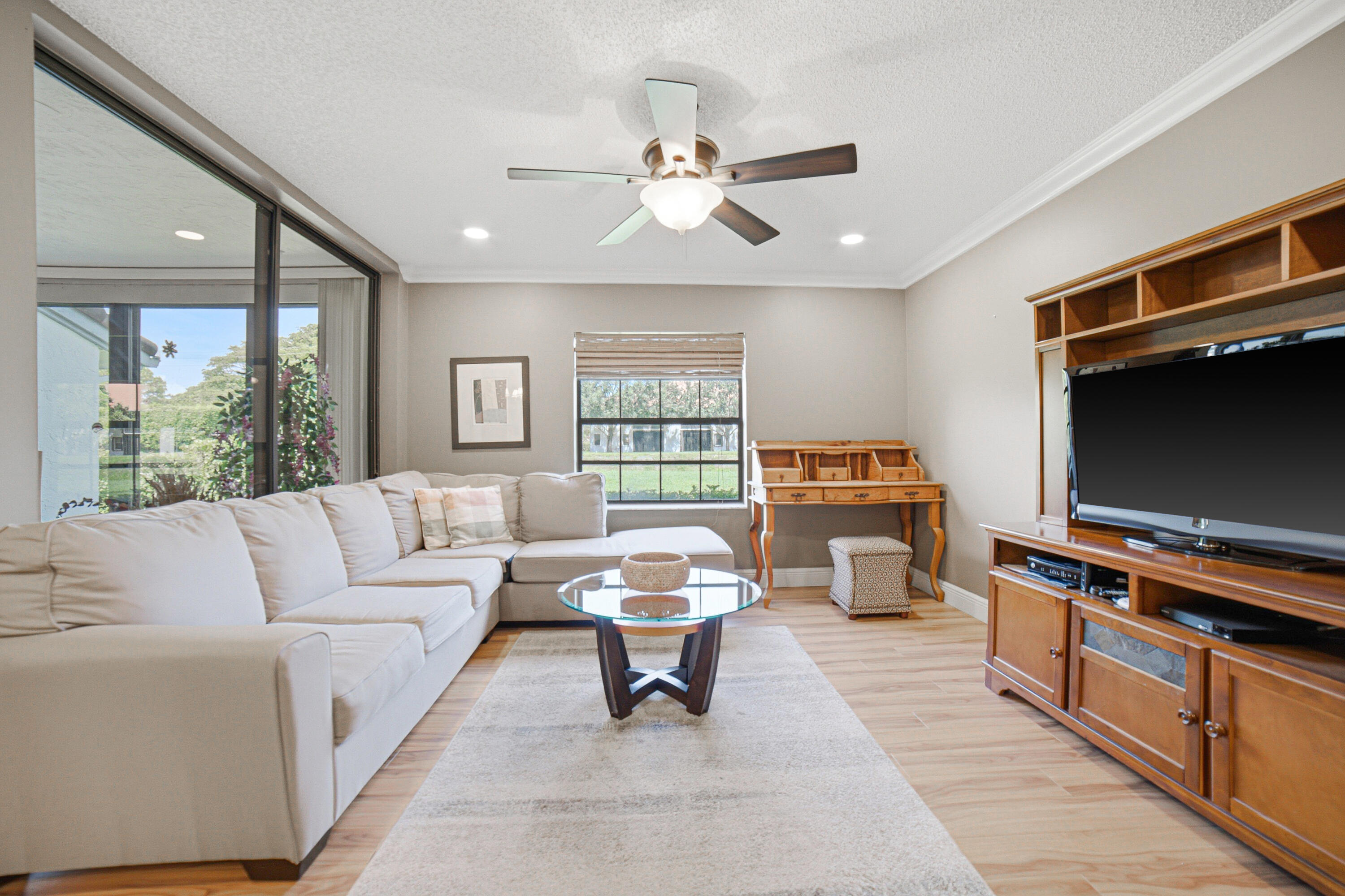5475 Verona E Property Photo 4