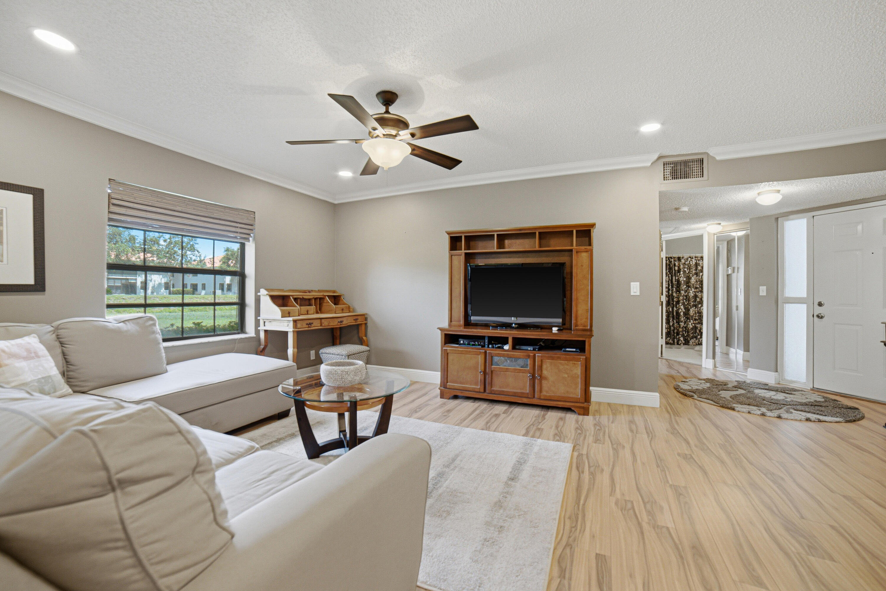 5475 Verona E Property Photo 5
