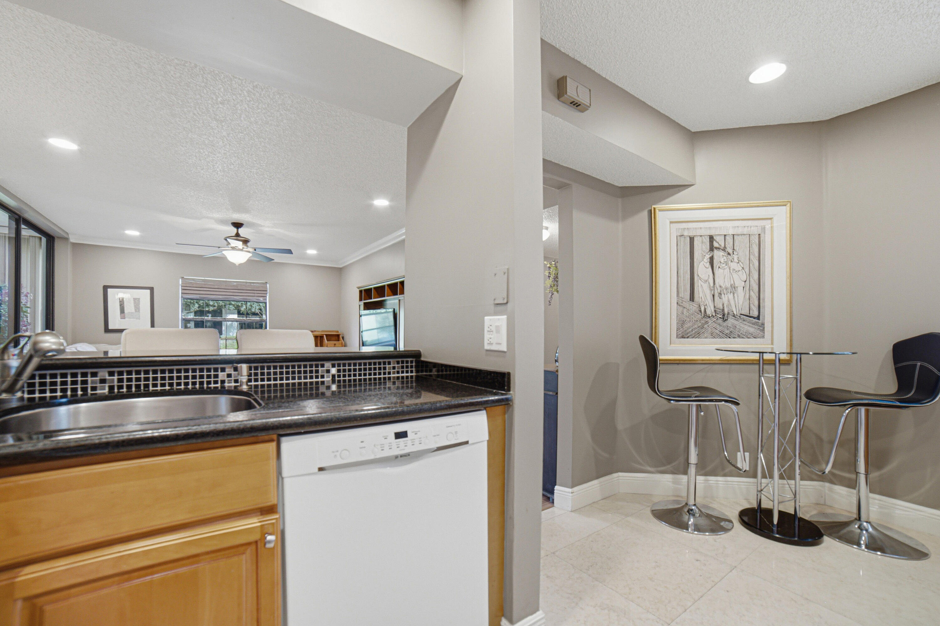 5475 Verona E Property Photo 8
