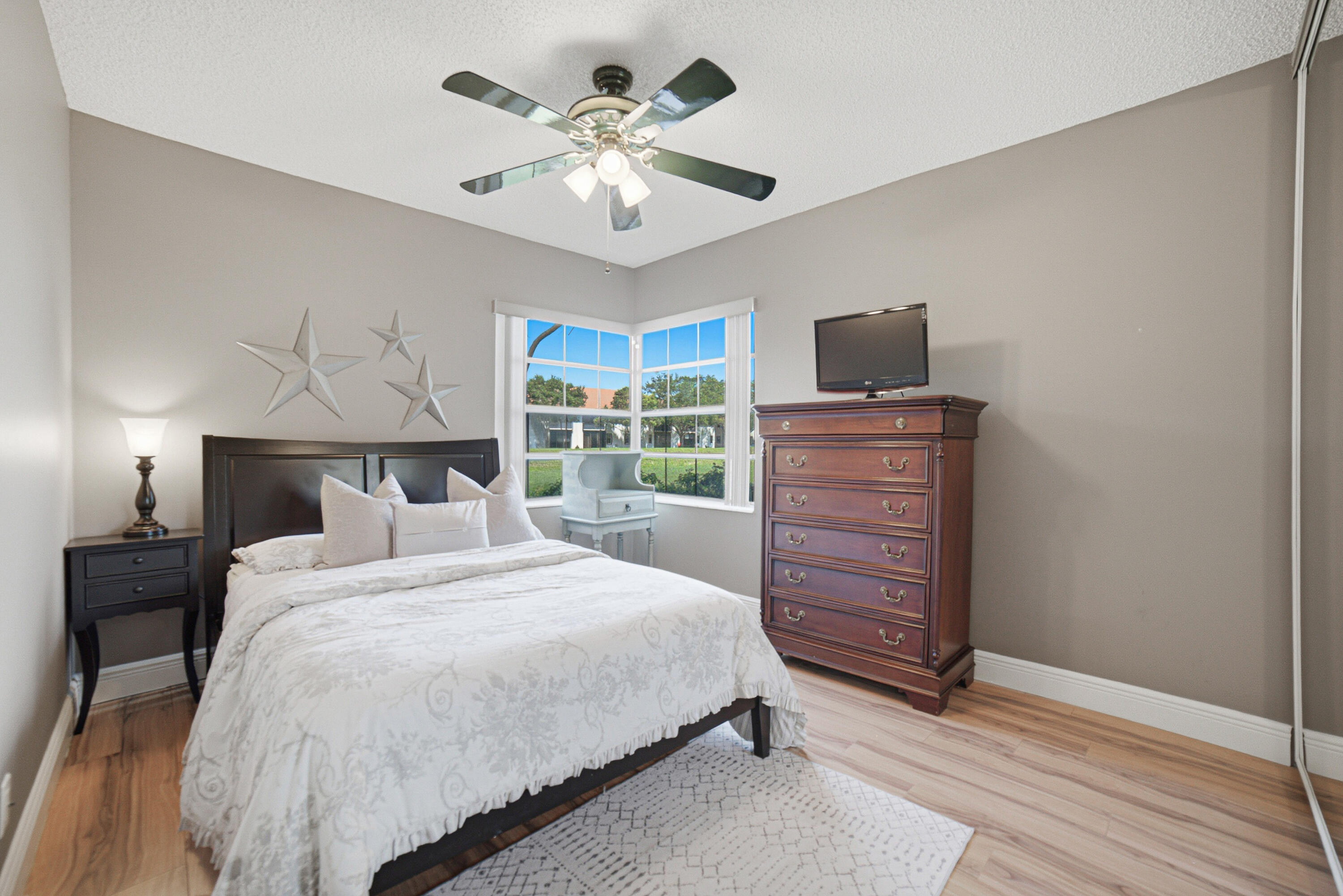 5475 Verona E Property Photo 17