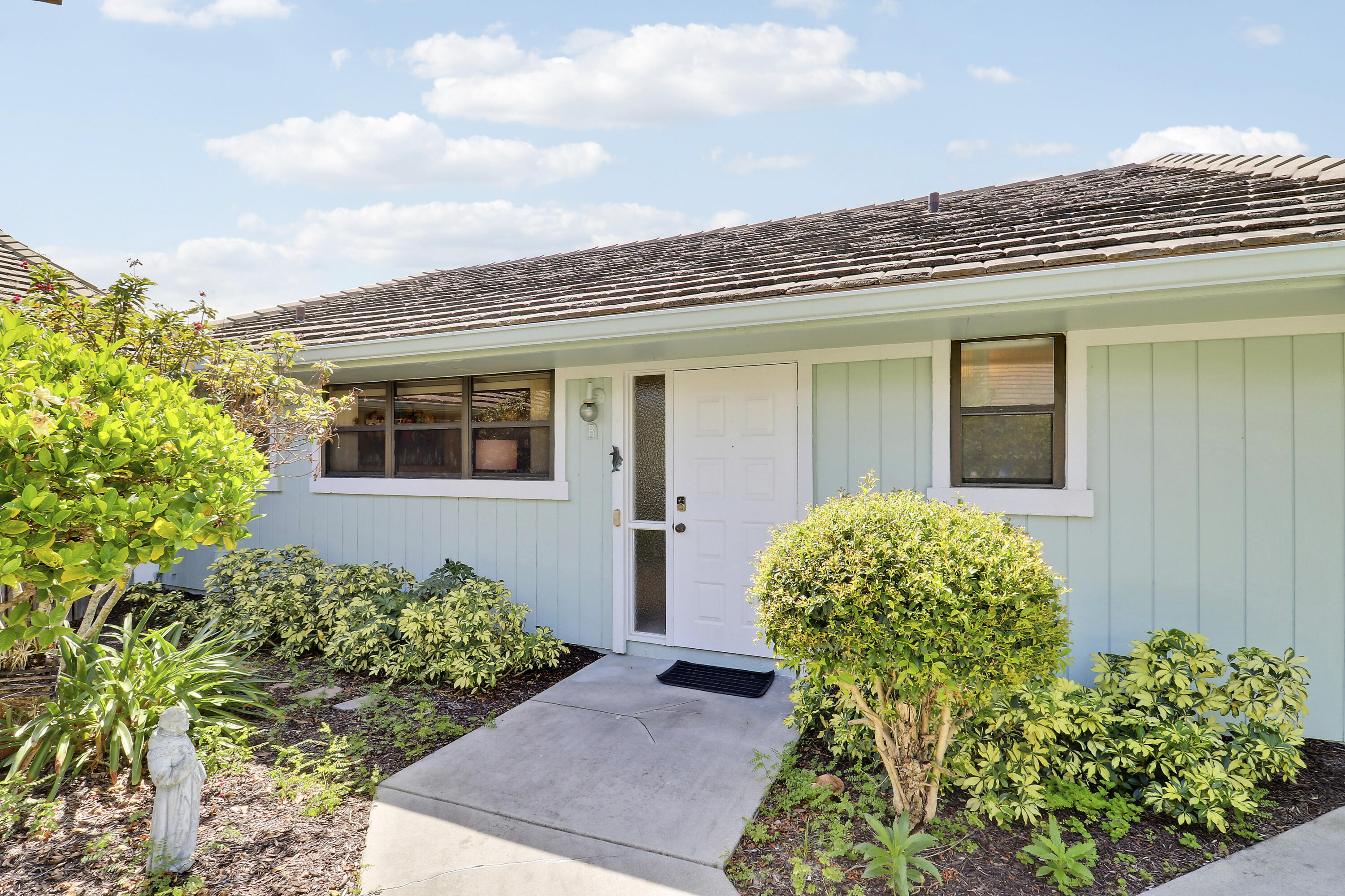 1127 E Seminole Avenue 15b Property Photo 4
