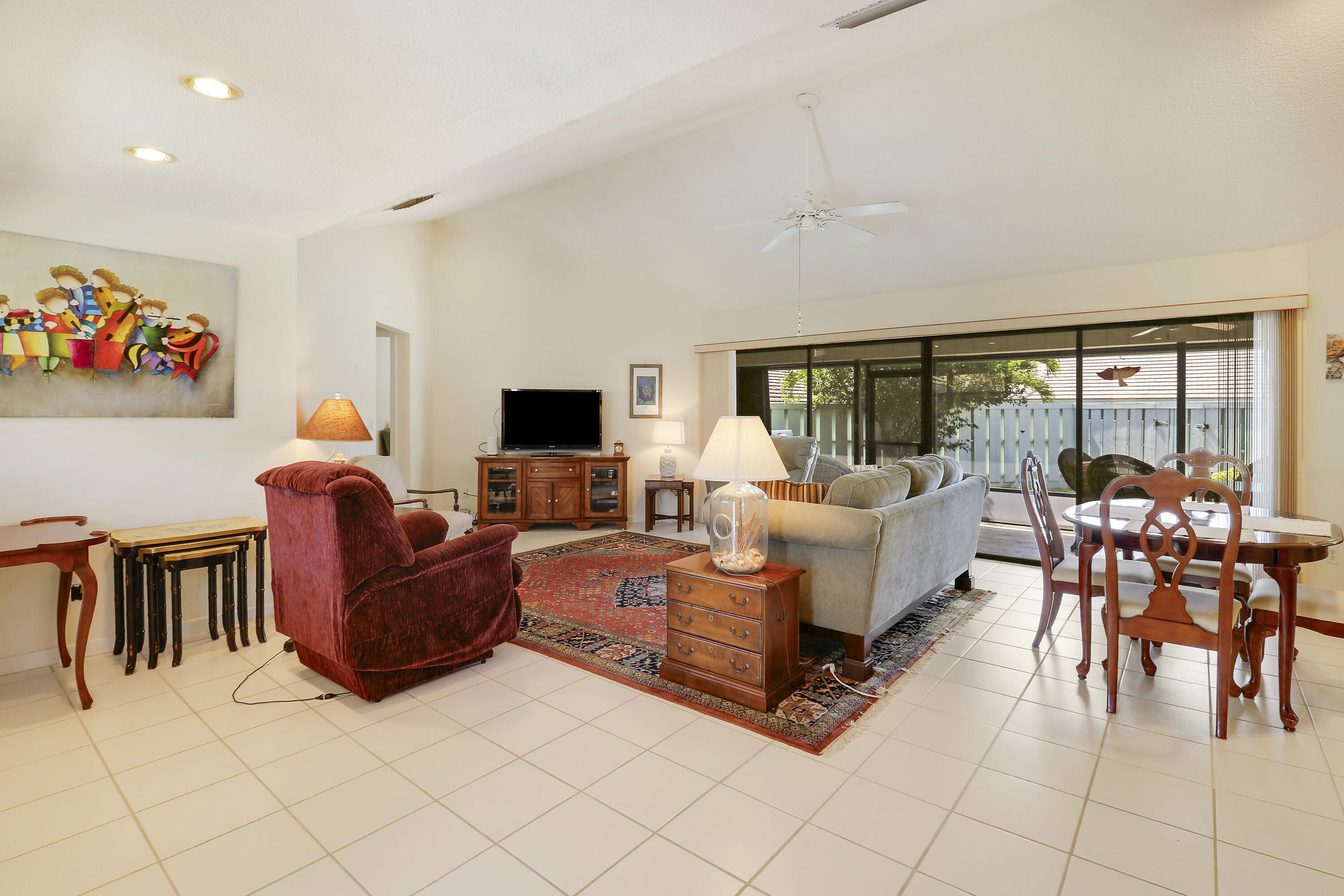 1127 E Seminole Avenue 15b Property Photo 6