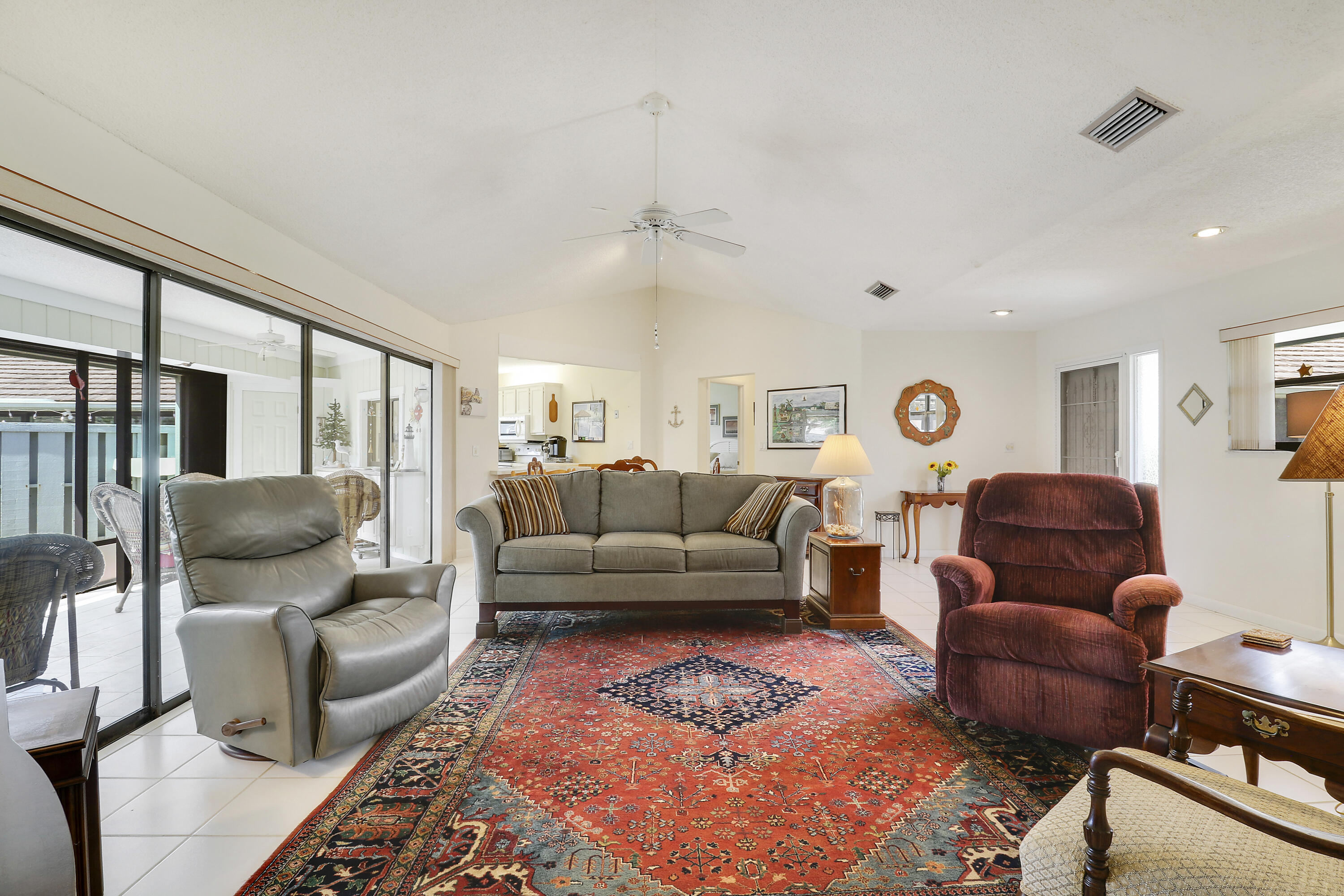 1127 E Seminole Avenue 15b Property Photo 7