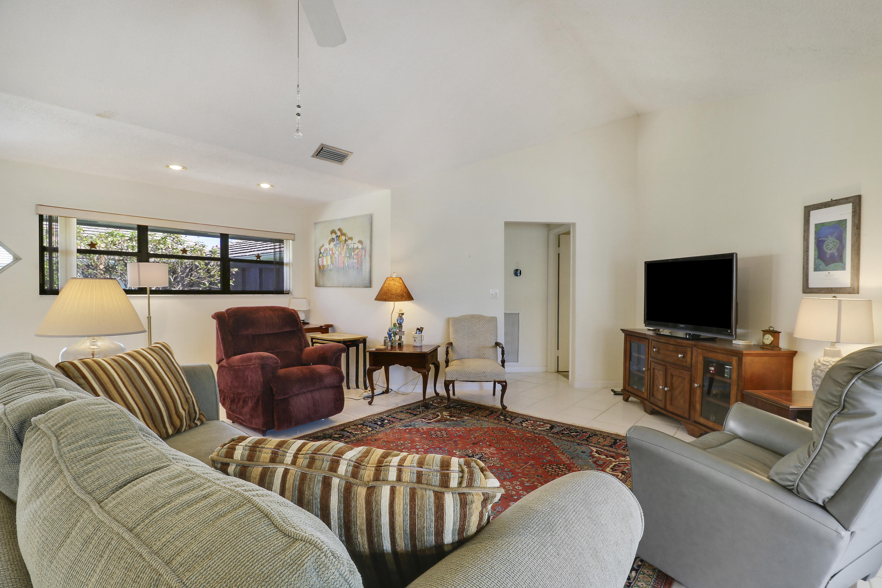 1127 E Seminole Avenue 15b Property Photo 8