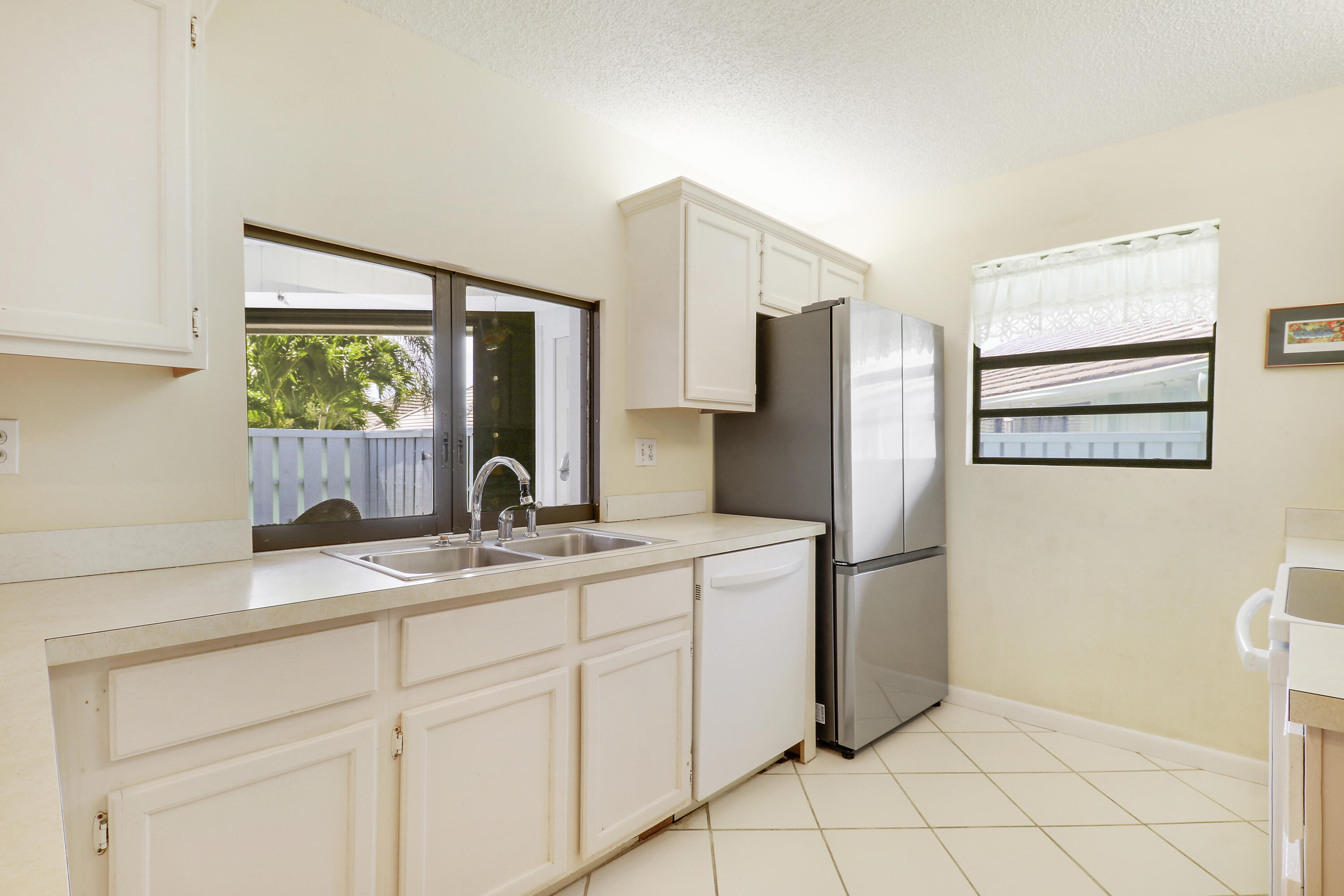 1127 E Seminole Avenue 15b Property Photo 13
