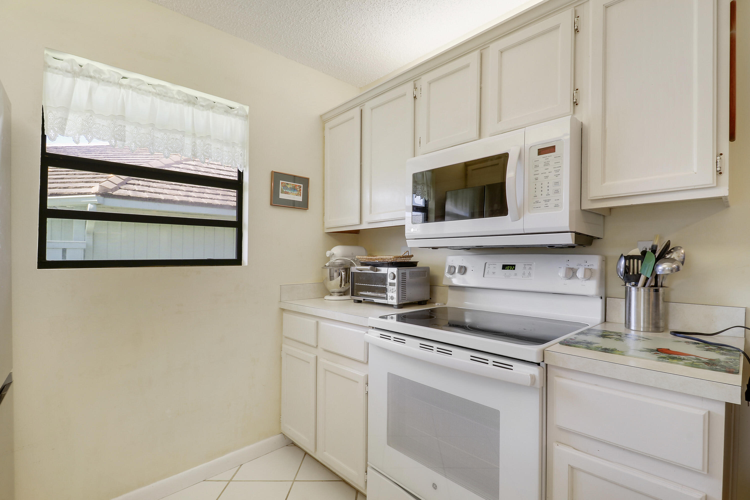 1127 E Seminole Avenue 15b Property Photo 14