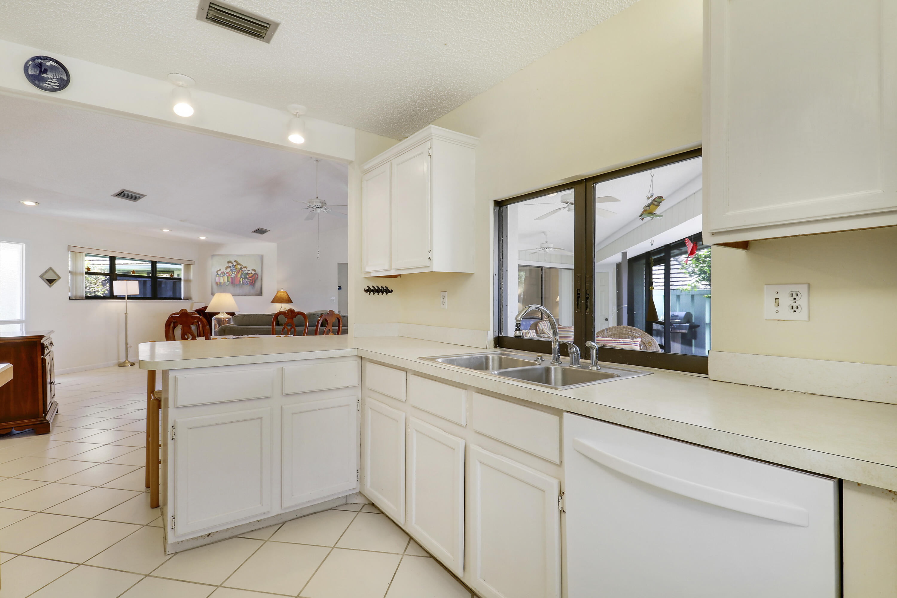 1127 E Seminole Avenue 15b Property Photo 15
