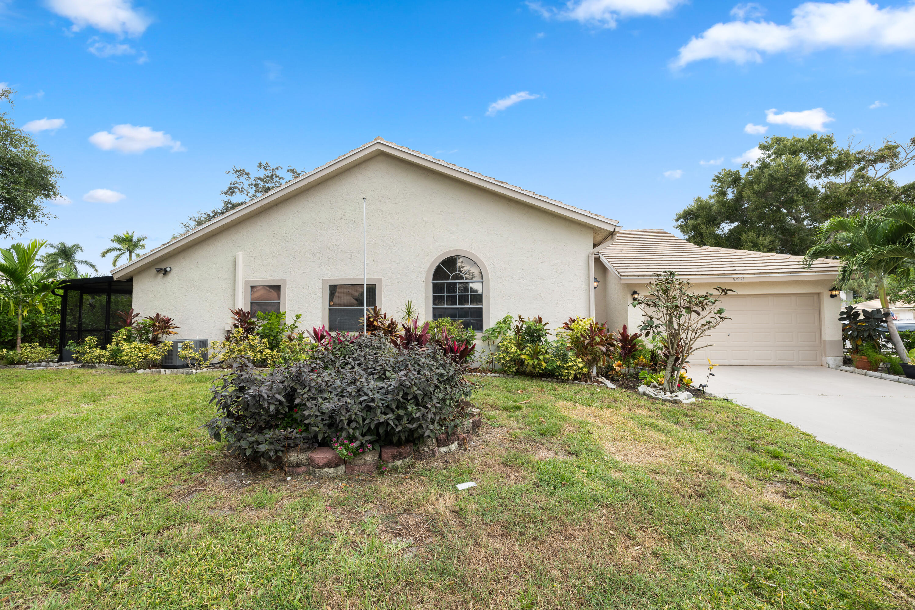 10933 Stafford Circle S Property Photo 2