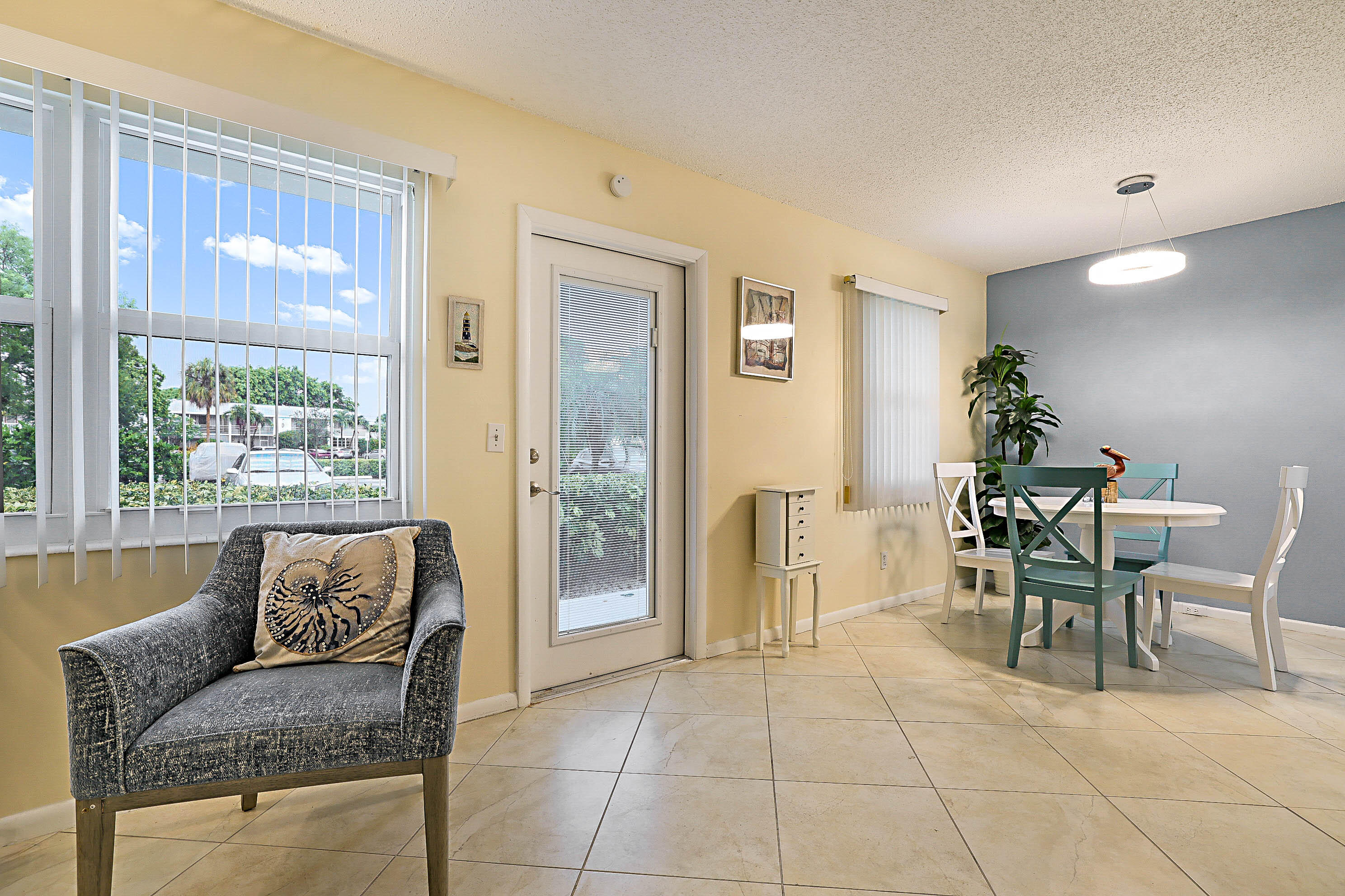 1023 Ellesmere B Property Photo 7