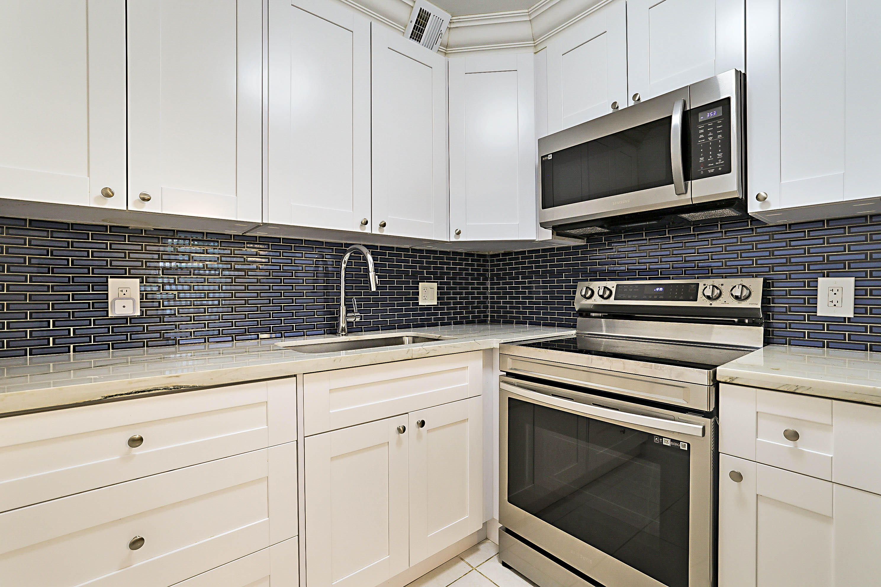 1023 Ellesmere B Property Photo 11