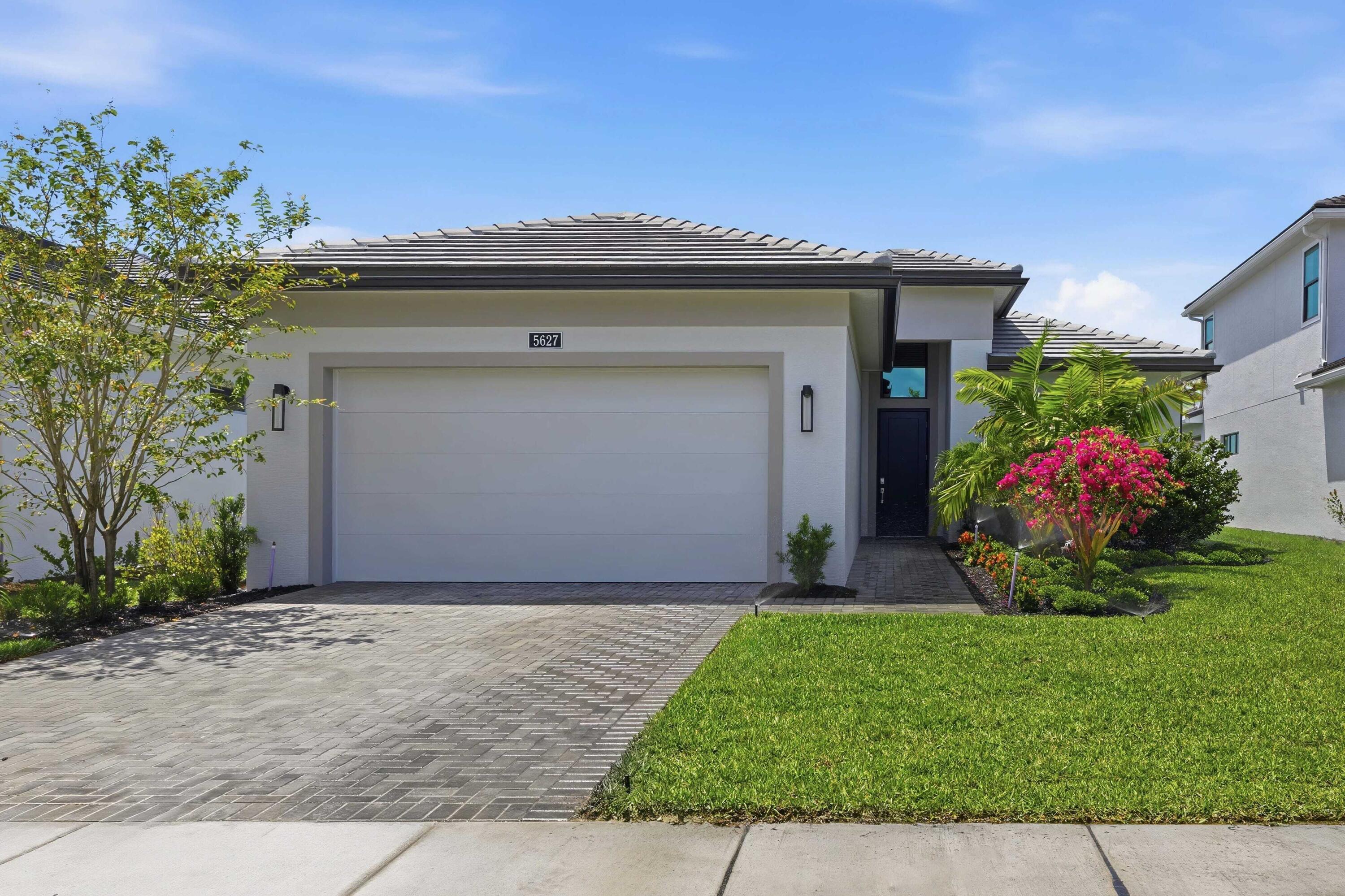 5627 Saint Armands Way Property Photo 2
