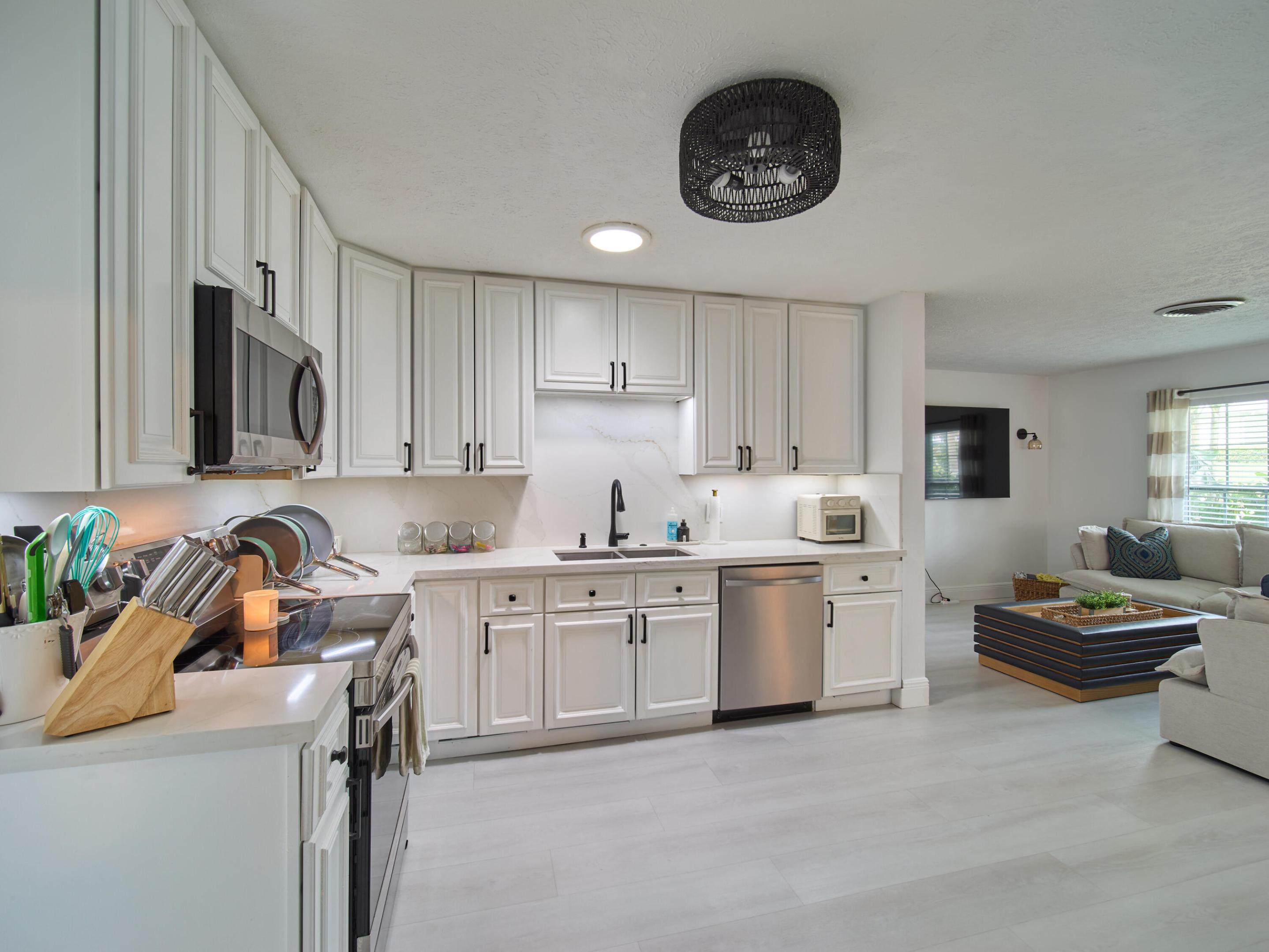 3743 Ne Barbara Drive Property Photo 6