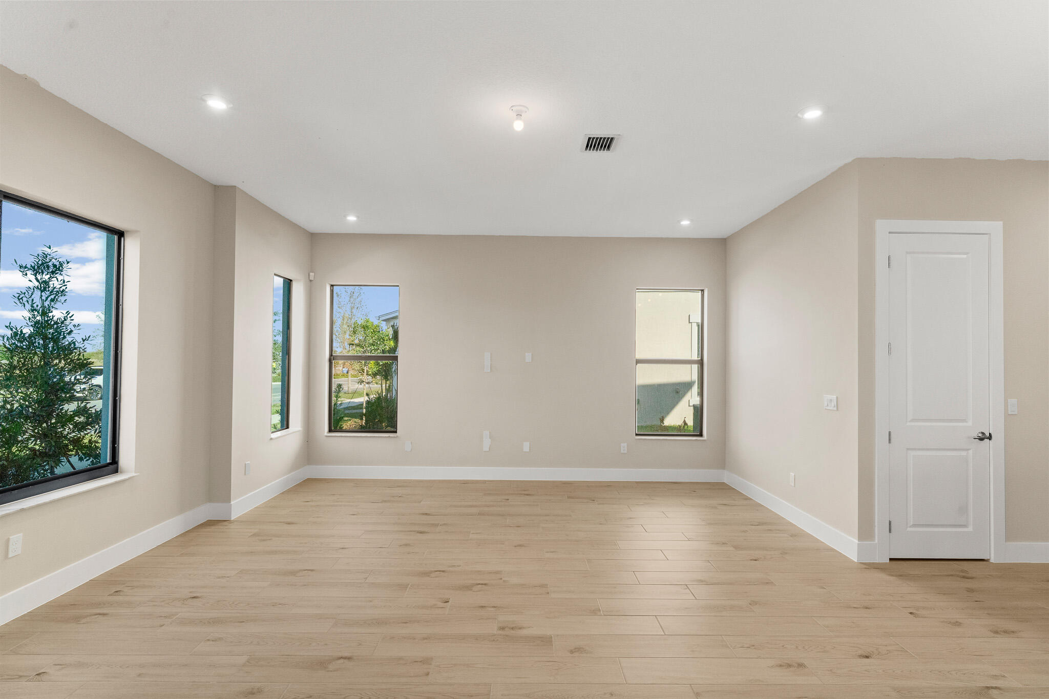 690 Sw Backus Lane Property Photo 3