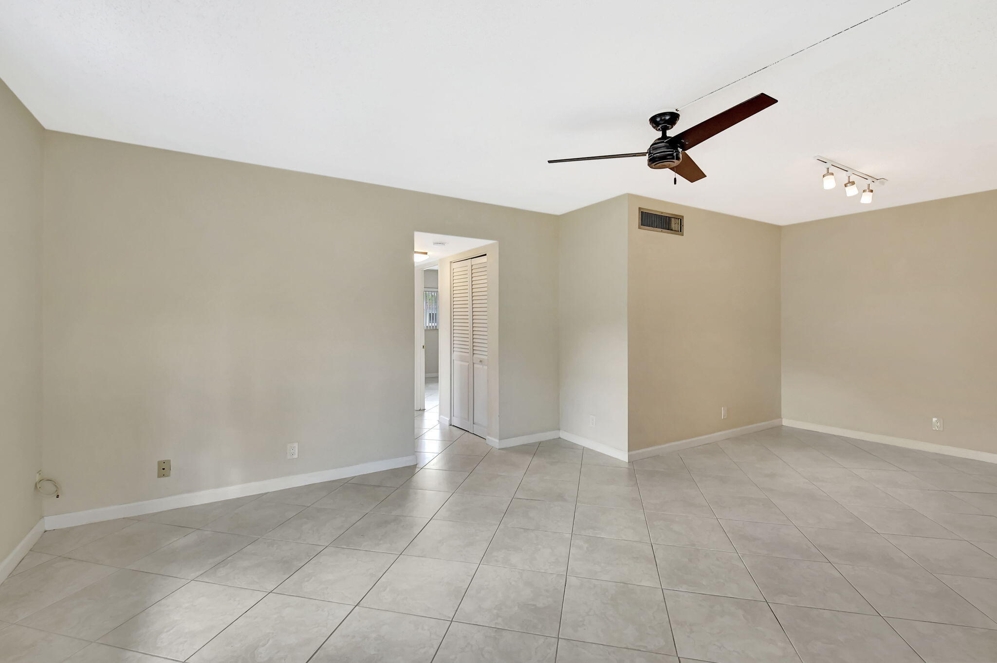 638 Snug Harbor Drive E11 Property Photo 14