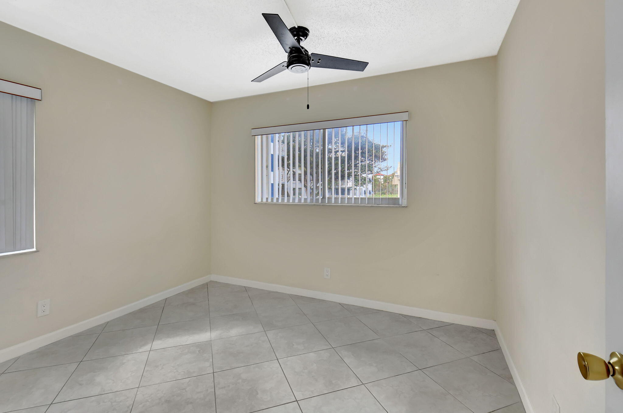 638 Snug Harbor Drive E11 Property Photo 19