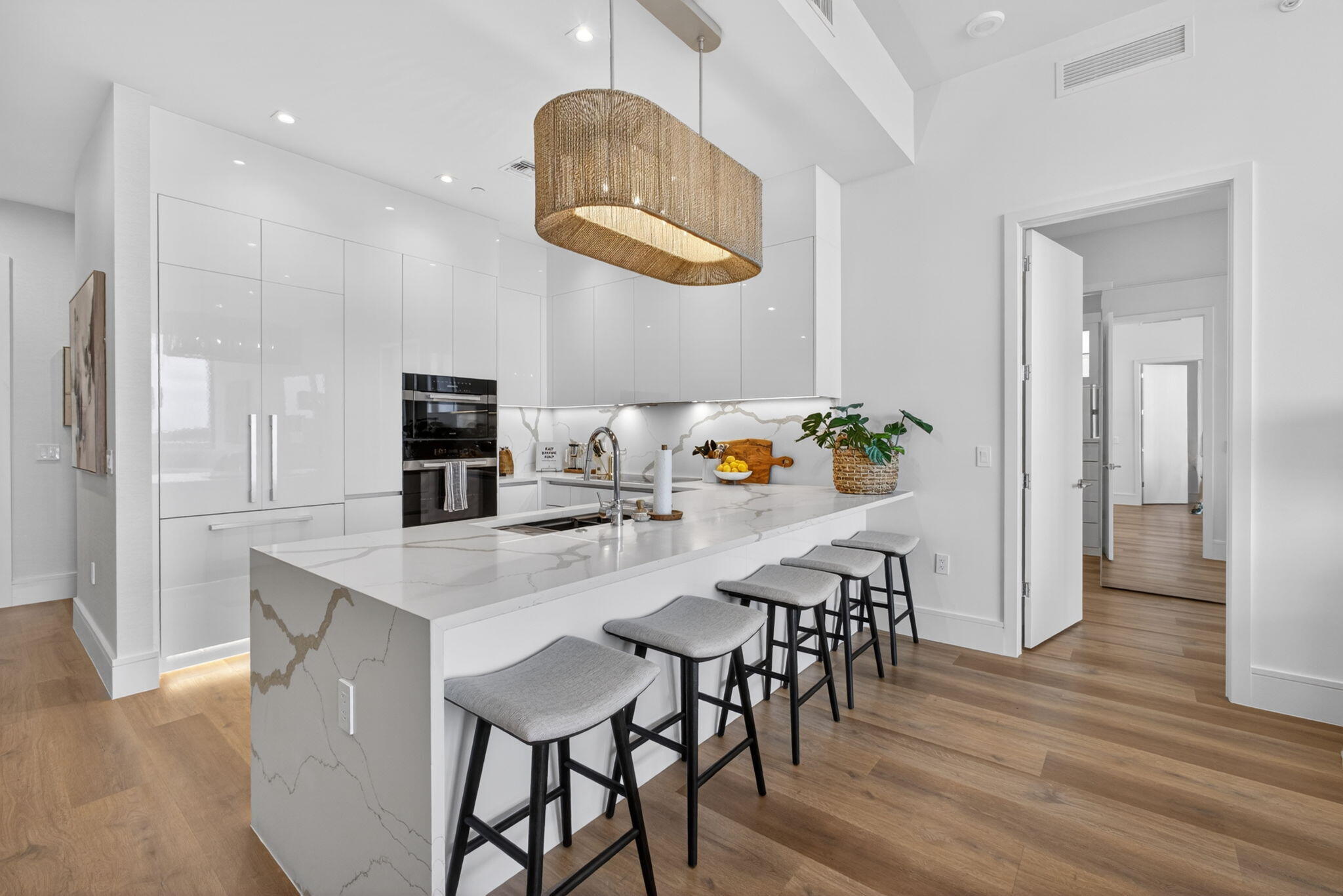 220 Lake Shore Drive 613 Property Photo 12