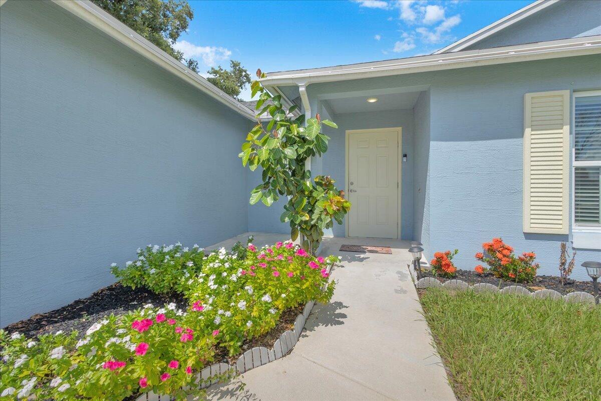 449 Se Whitmore Drive Property Photo 3