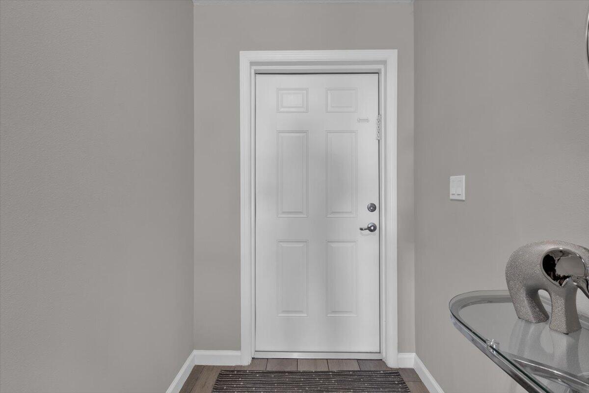 449 Se Whitmore Drive Property Photo 4