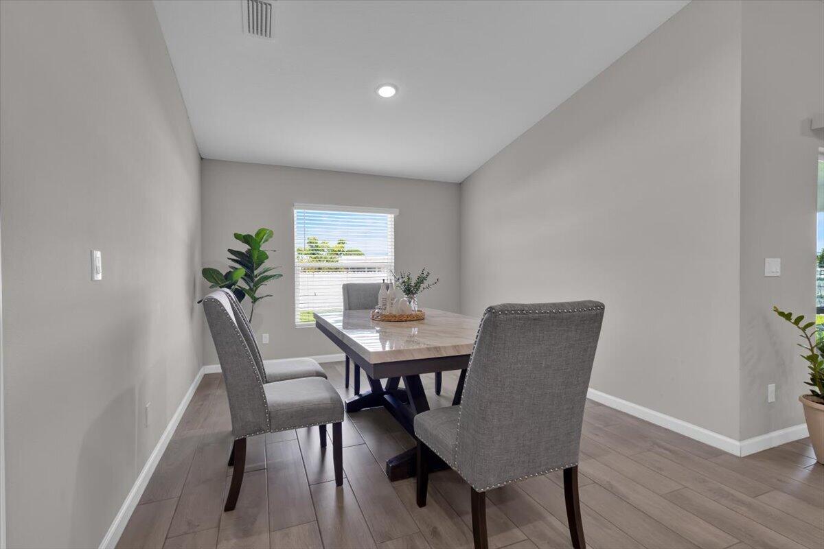 449 Se Whitmore Drive Property Photo 6