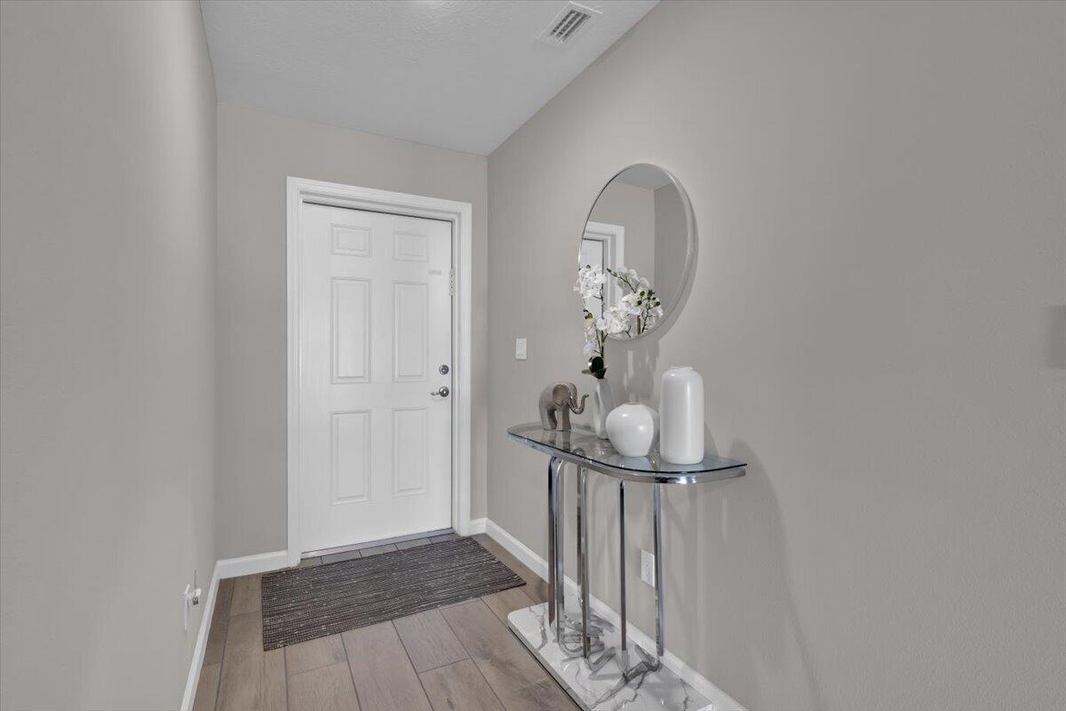 449 Se Whitmore Drive Property Photo 7