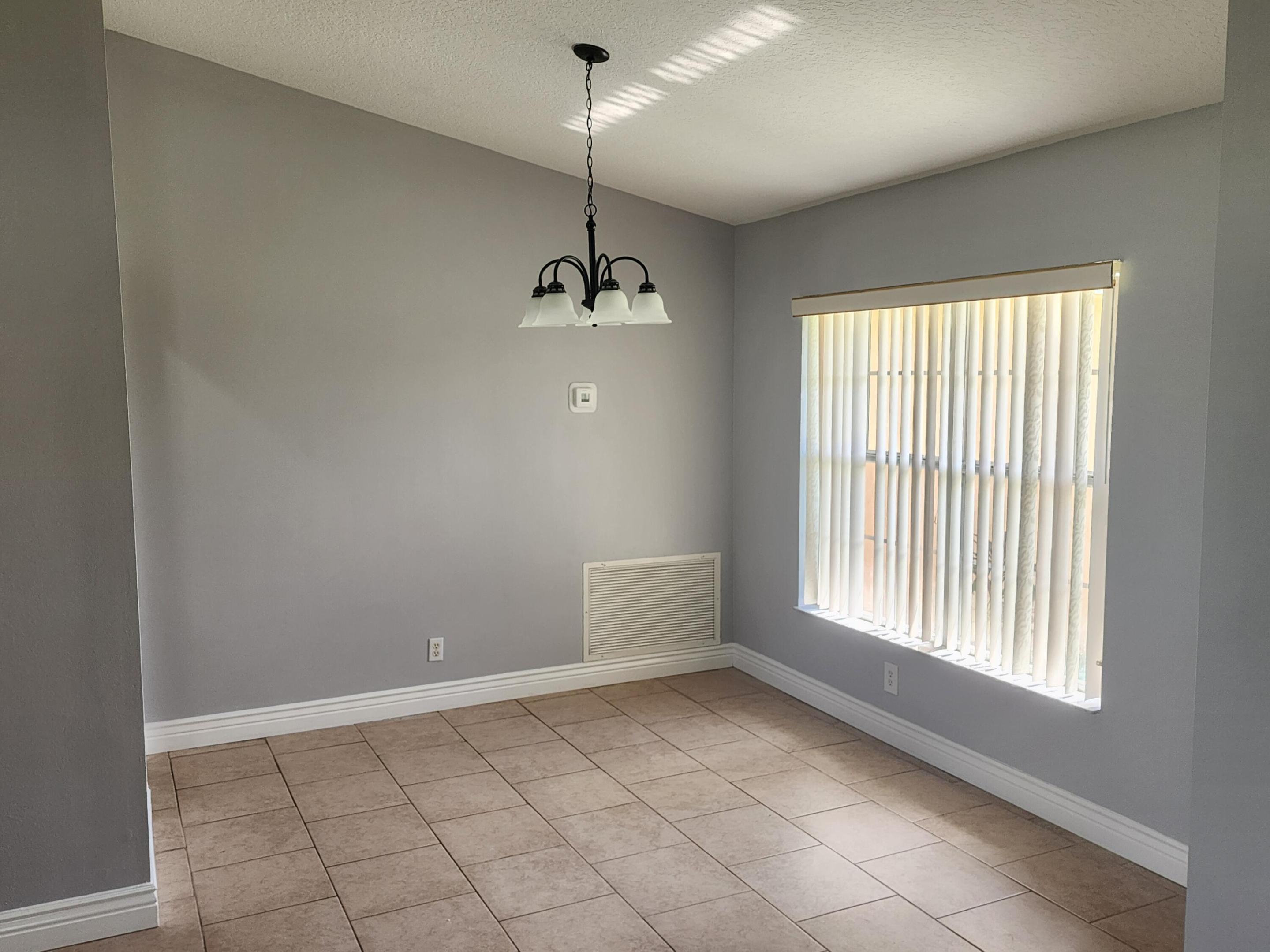 425 Sw Mccomb Avenue Property Photo 2