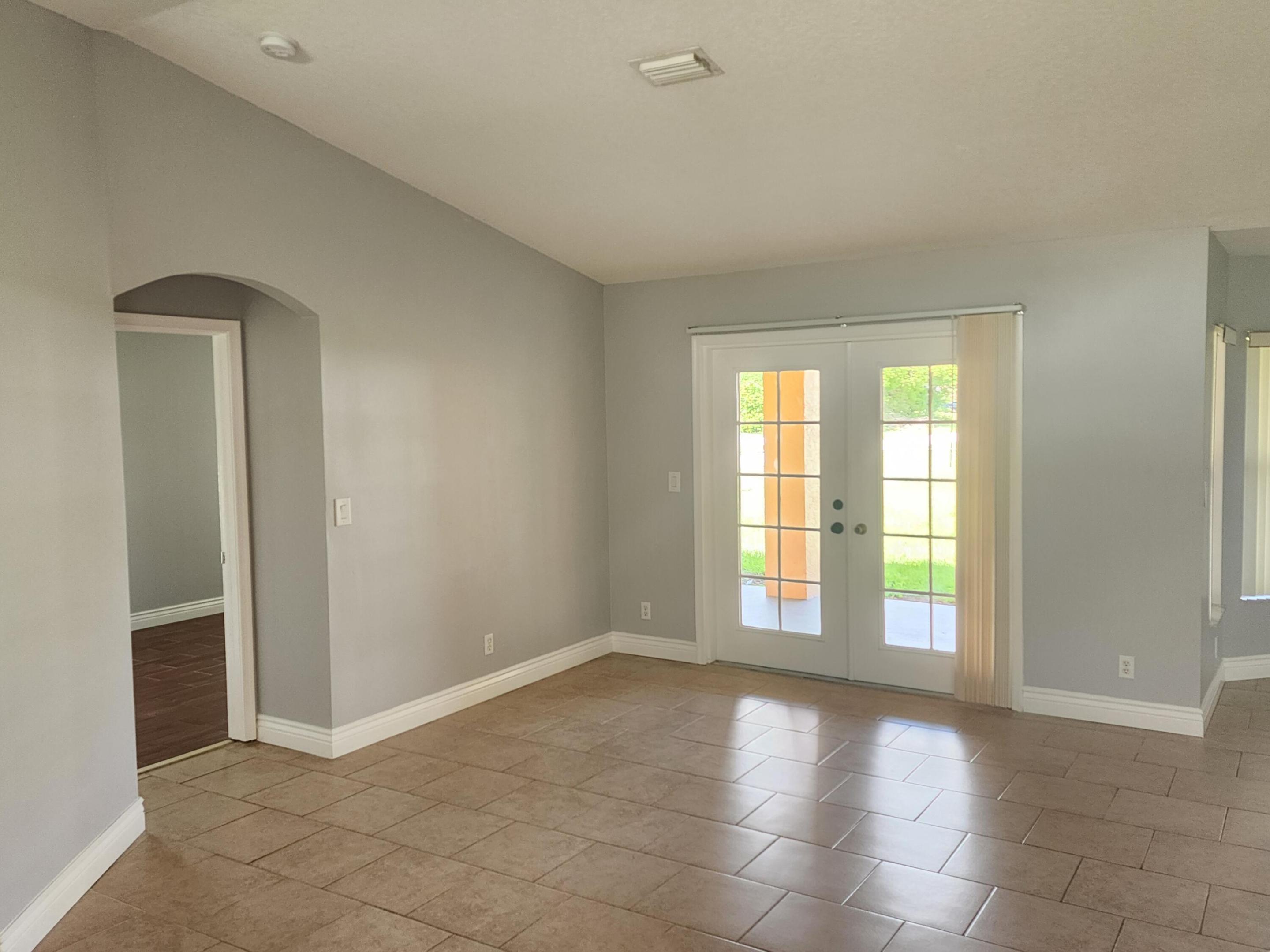 425 Sw Mccomb Avenue Property Photo 3