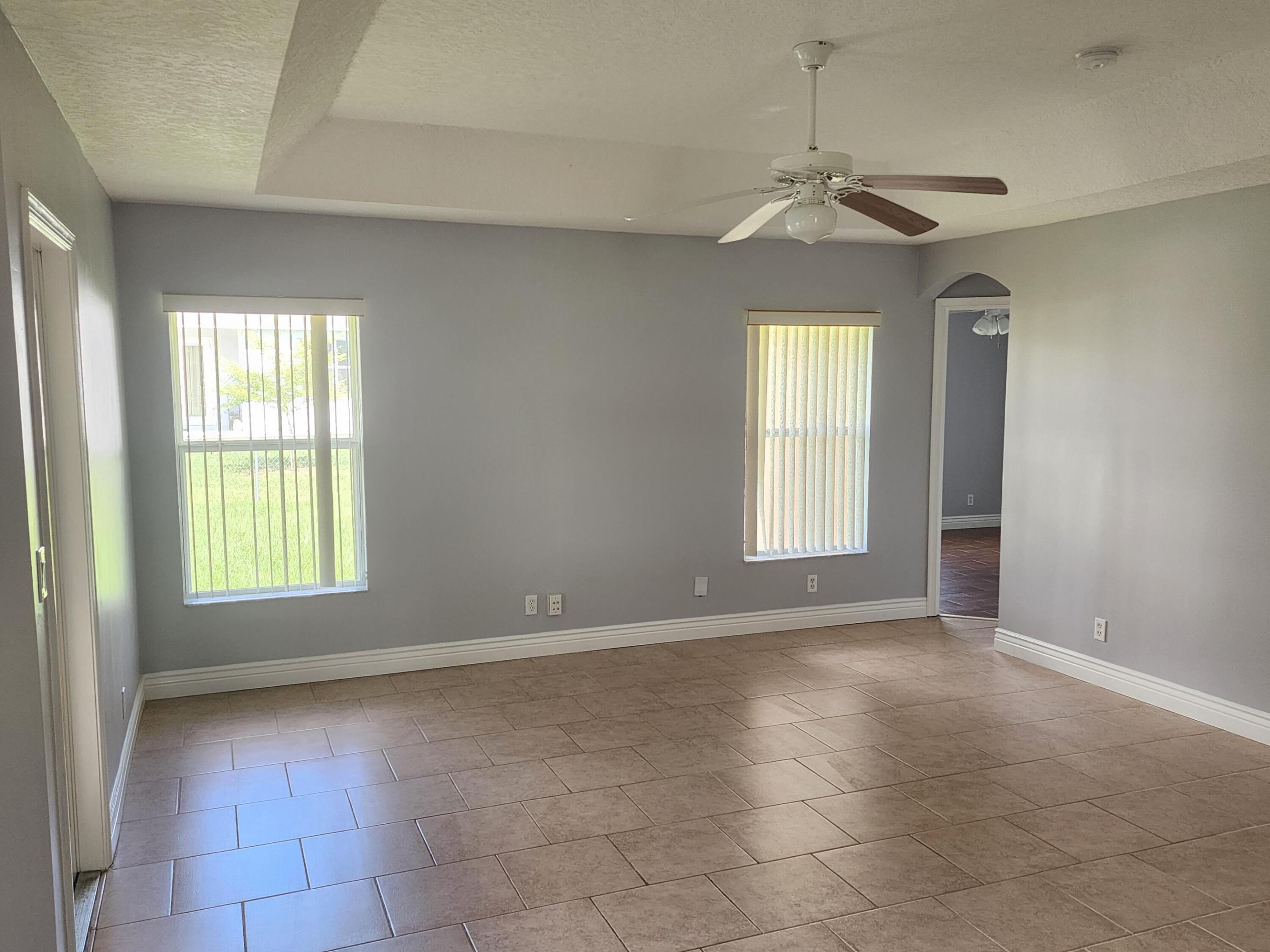 425 Sw Mccomb Avenue Property Photo 4