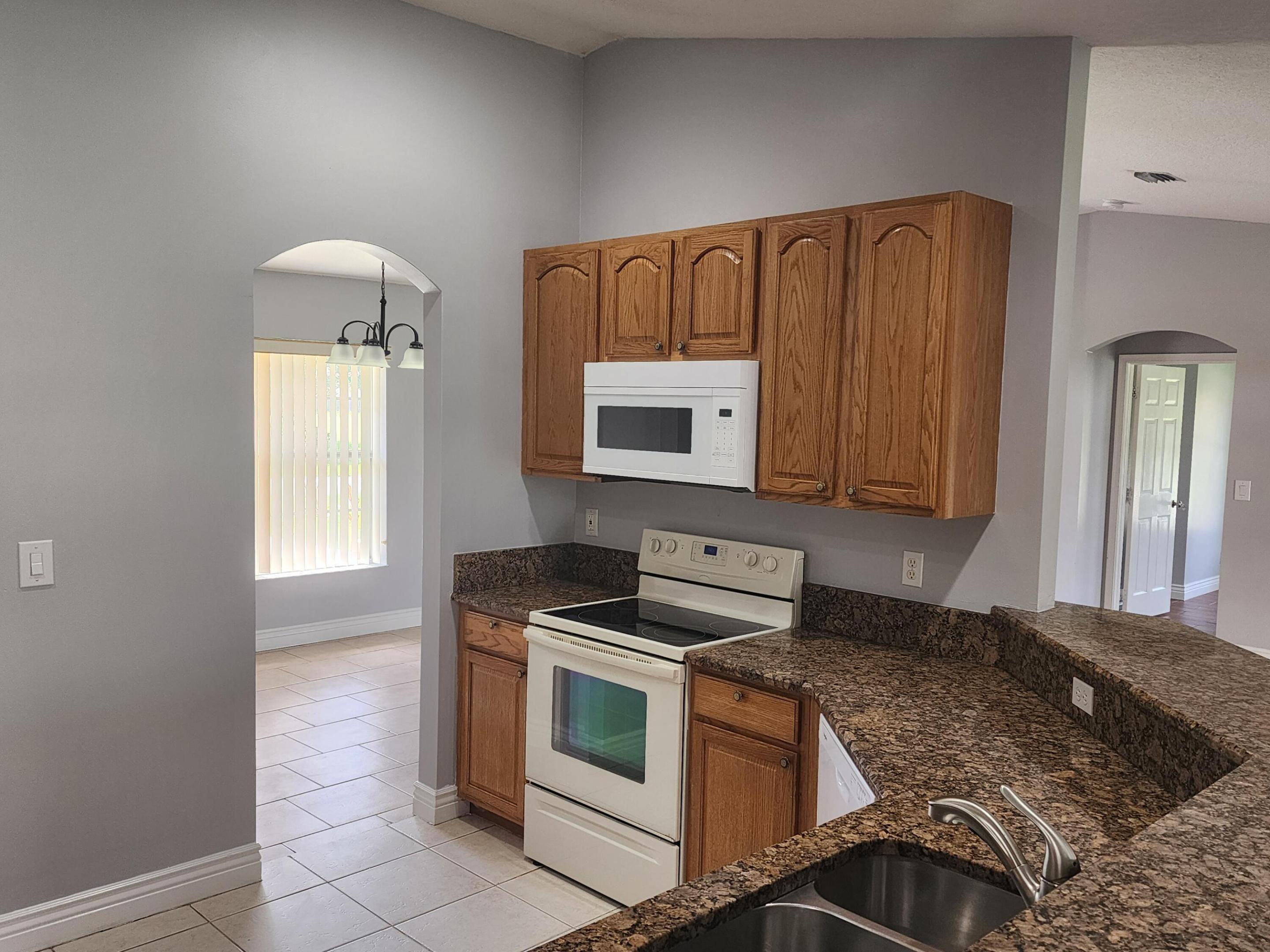 425 Sw Mccomb Avenue Property Photo 6