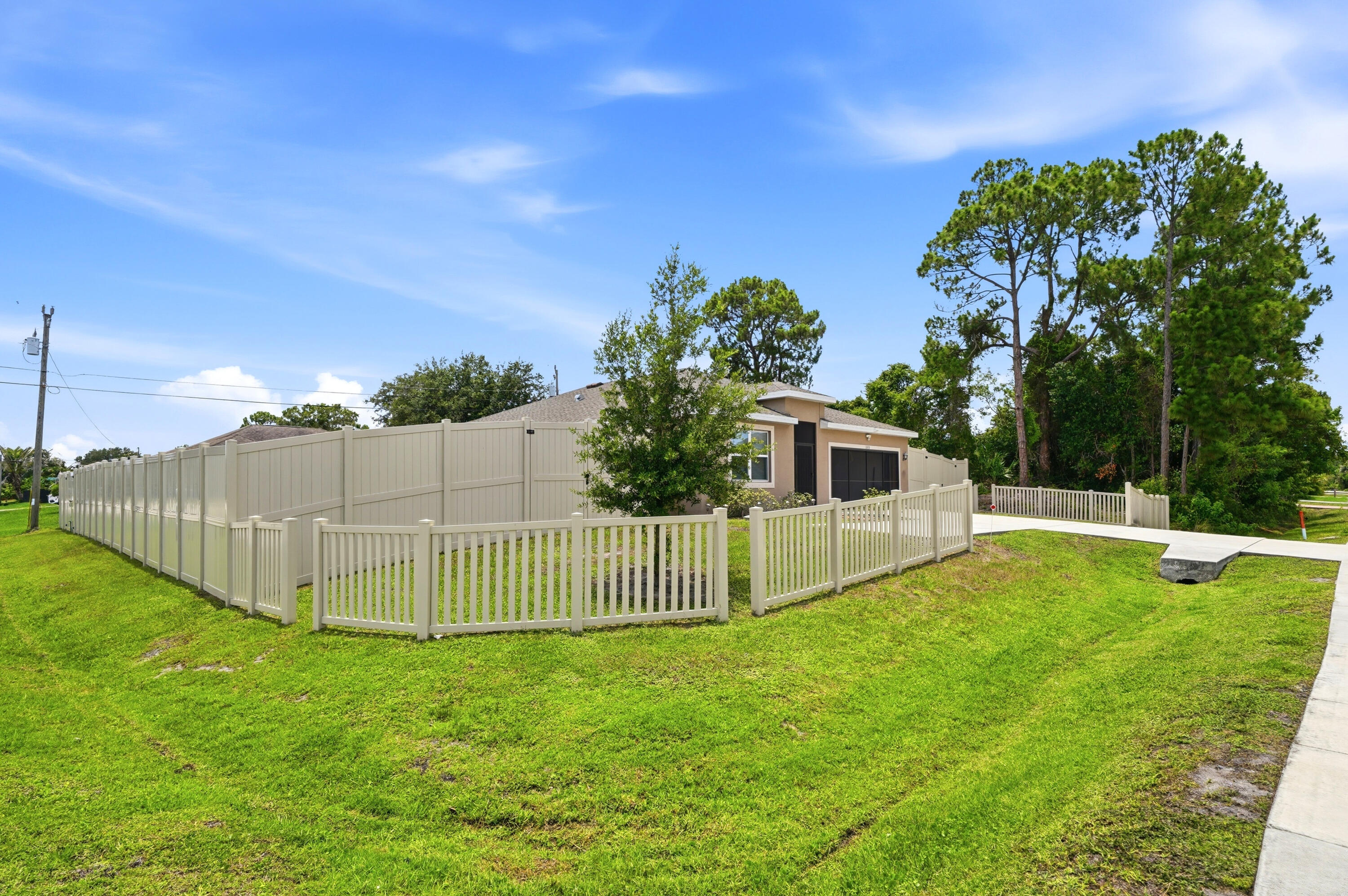 1572 Sw Paar Drive Property Photo 3