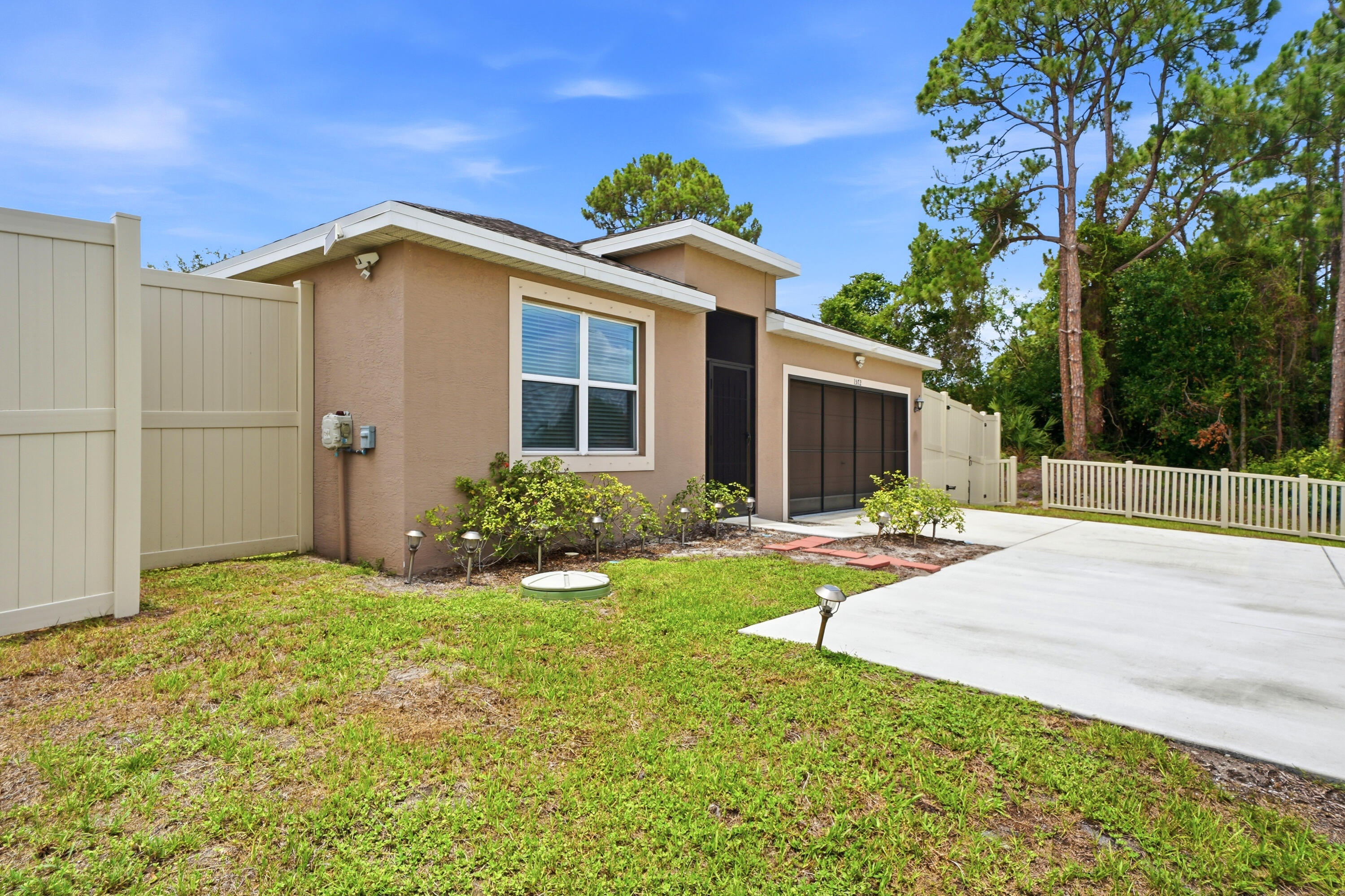 1572 Sw Paar Drive Property Photo 4
