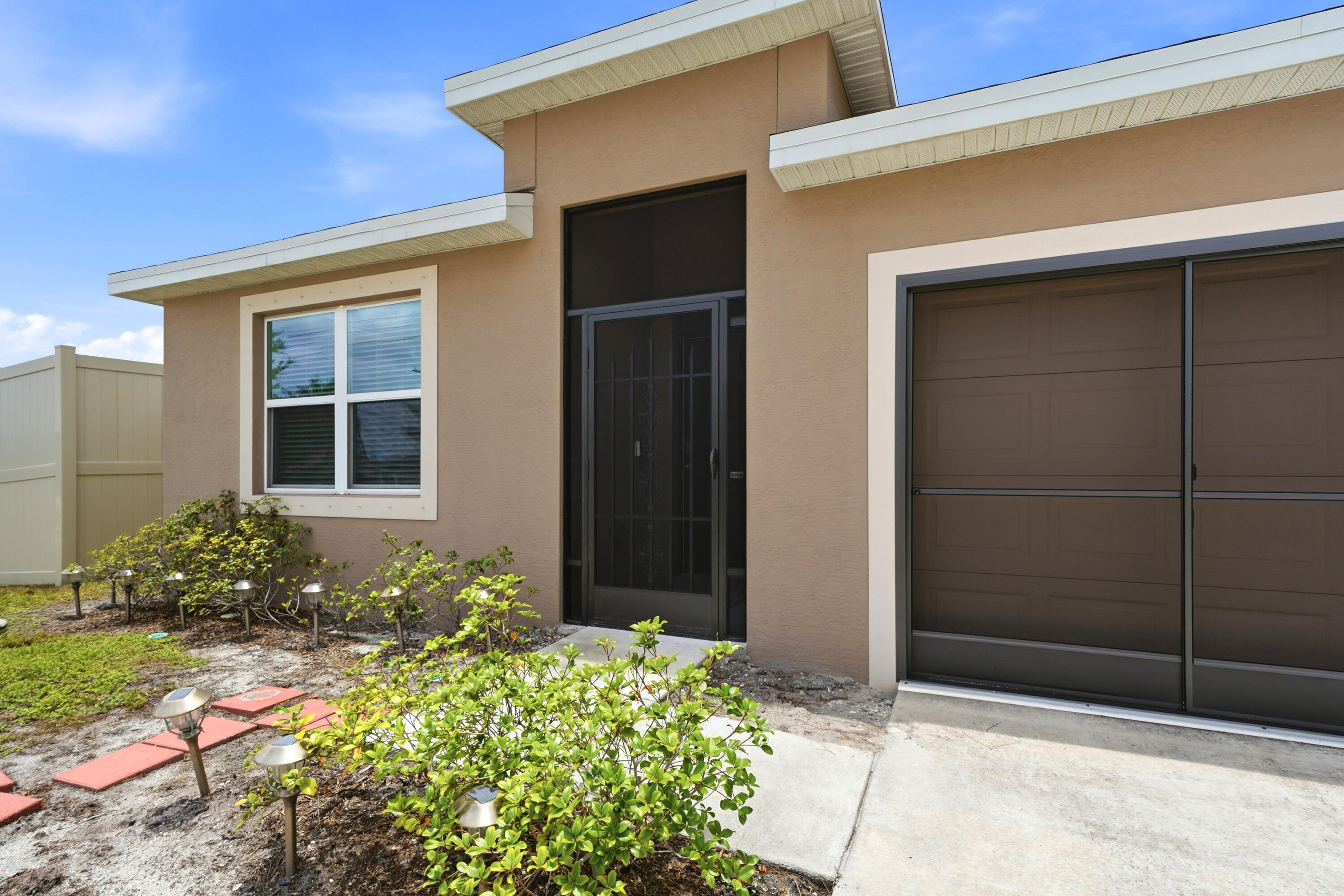 1572 Sw Paar Drive Property Photo 6