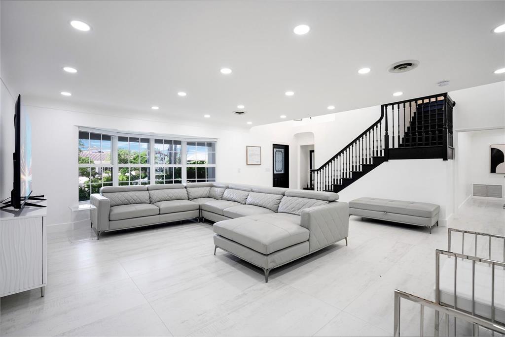1940 Harbourview Drive Property Photo 8