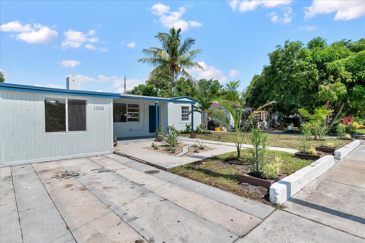 1306 S C Terrace Property Photo 2