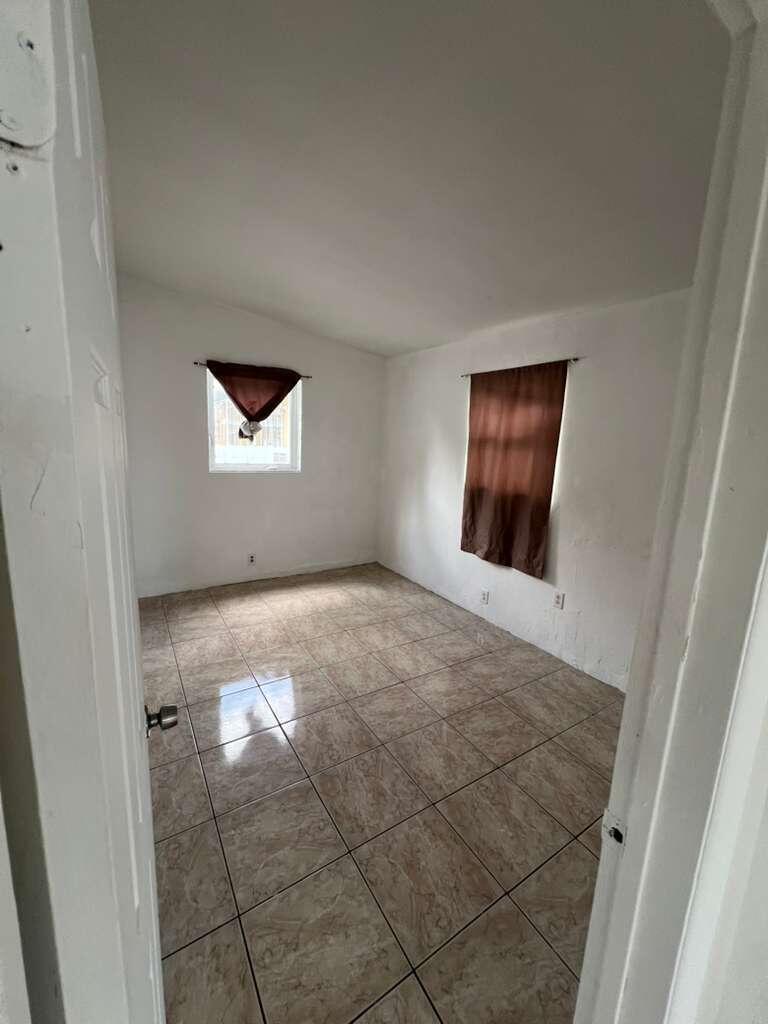 1524 Nw 42nd Street B Property Photo 3