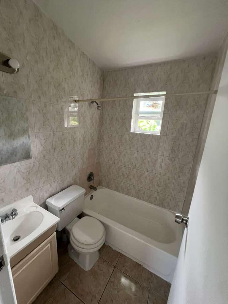 1524 Nw 42nd Street B Property Photo 5