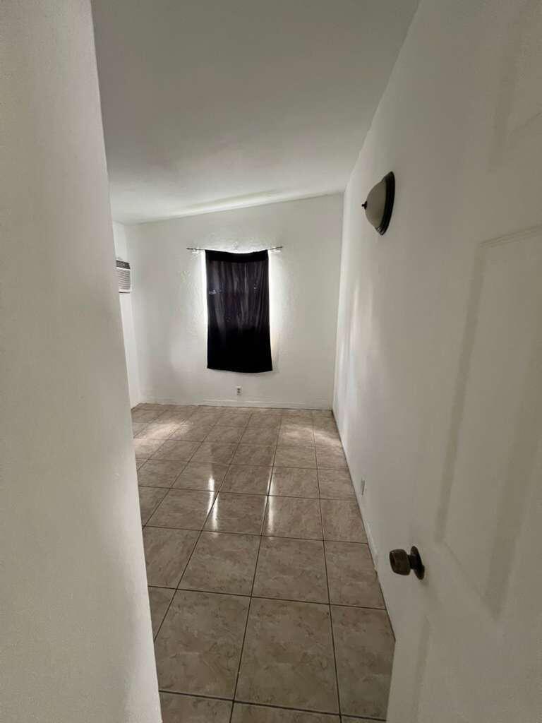 1524 Nw 42nd Street B Property Photo 6