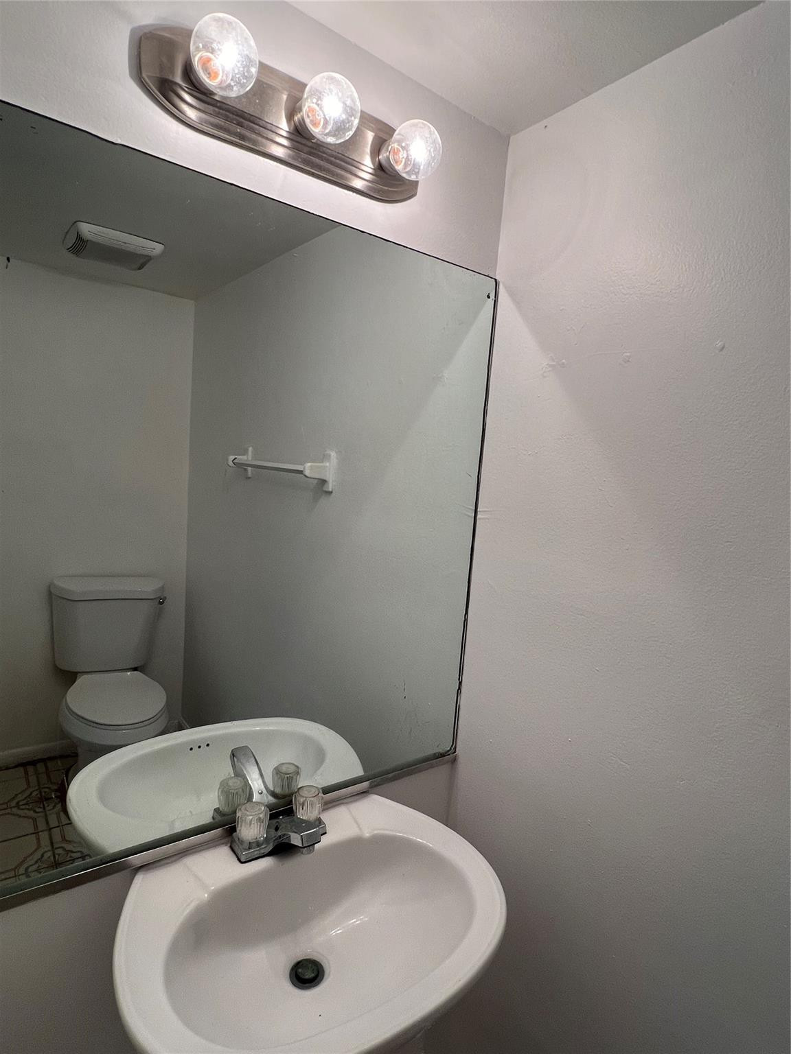 2442 Nw 52nd Avenue Property Photo 5