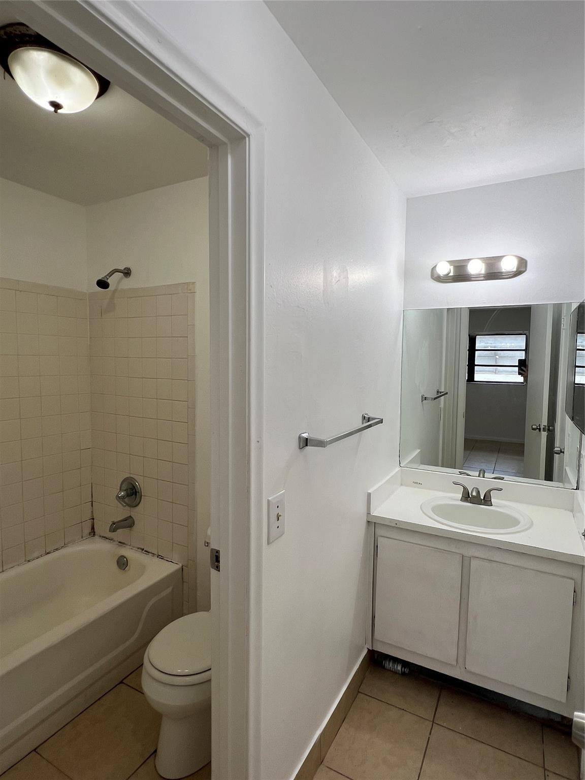 2442 Nw 52nd Avenue Property Photo 11