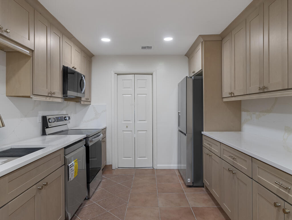 371 W 34th Street Property Photo 6