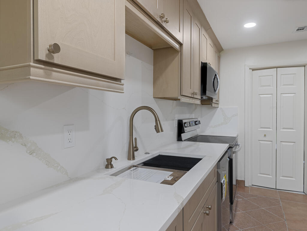 371 W 34th Street Property Photo 8