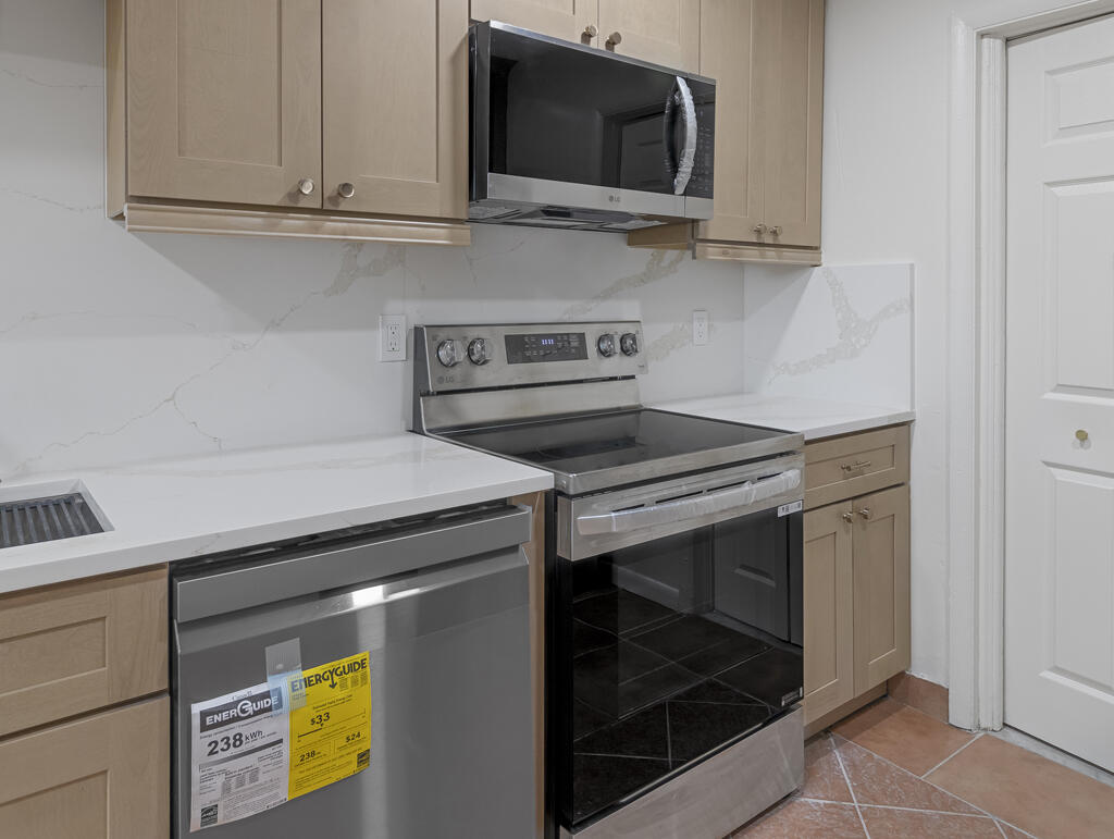 371 W 34th Street Property Photo 10