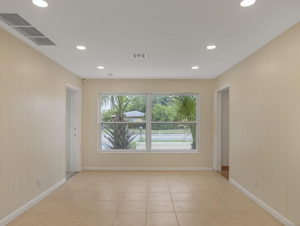 371 W 34th Street Property Photo 12