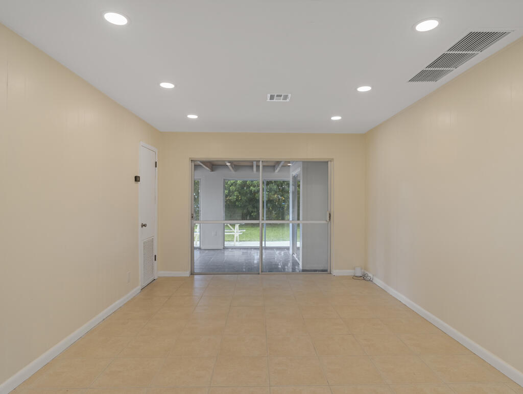 371 W 34th Street Property Photo 13