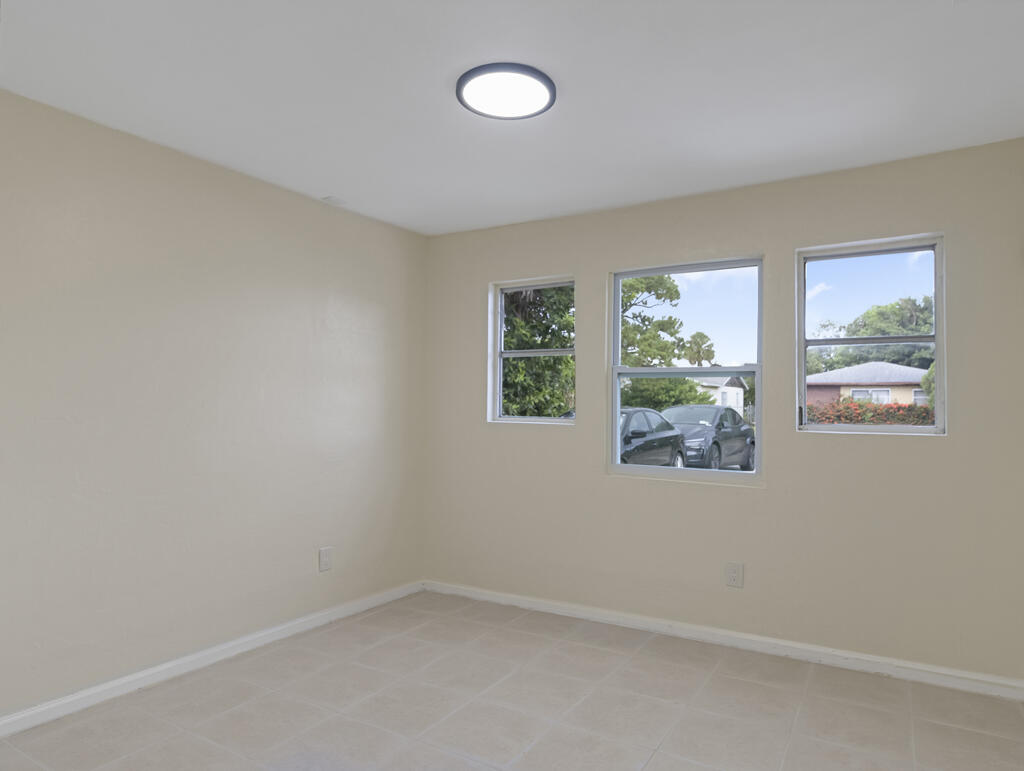 371 W 34th Street Property Photo 14