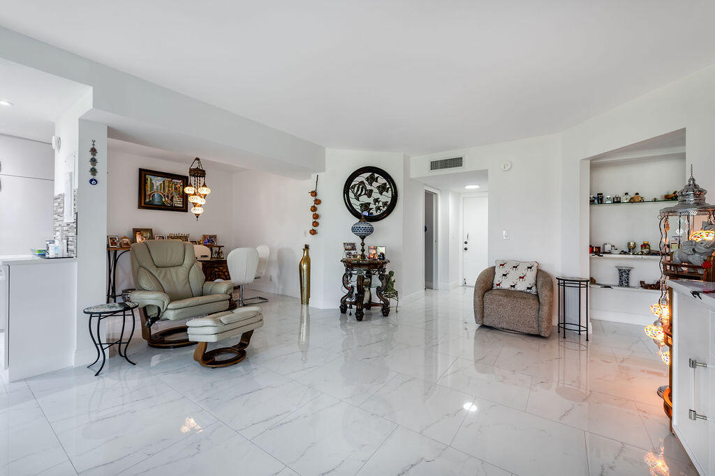 3661 Via Poinciana 206 Property Photo 4