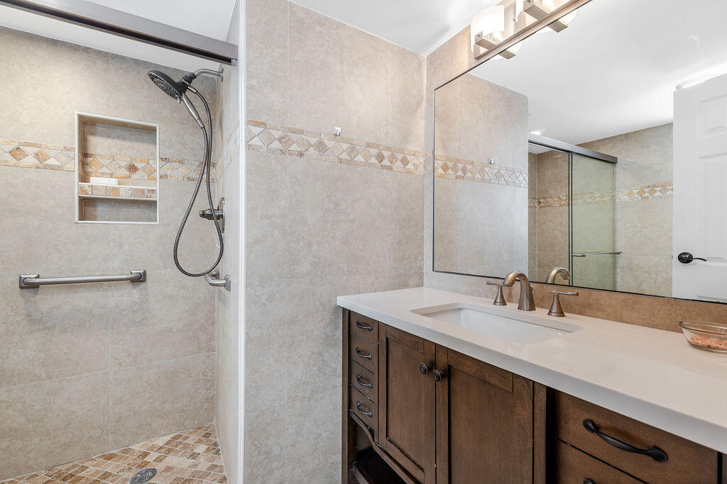 3661 Via Poinciana 206 Property Photo 6