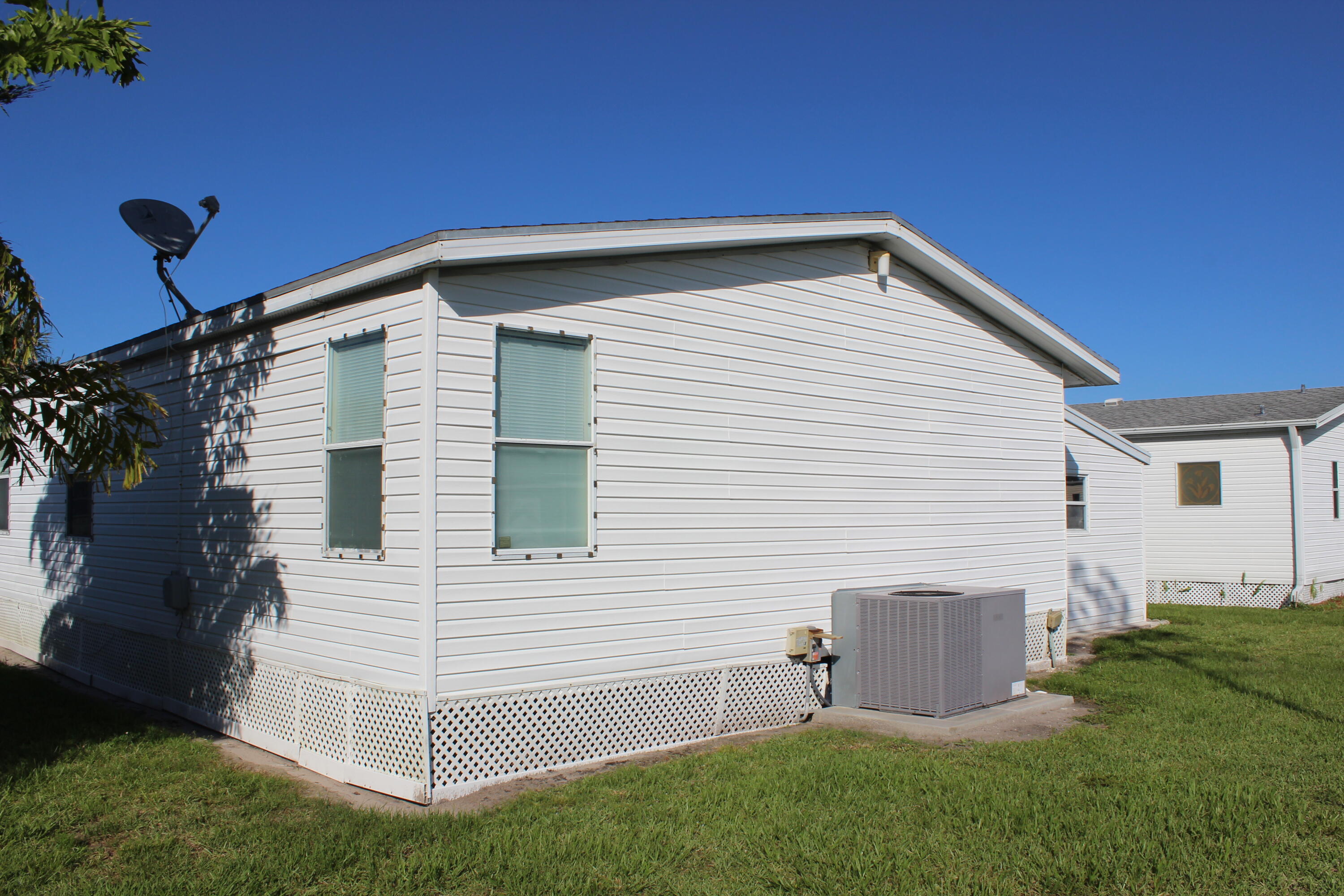 6731 Sinsonte Court Property Photo 4