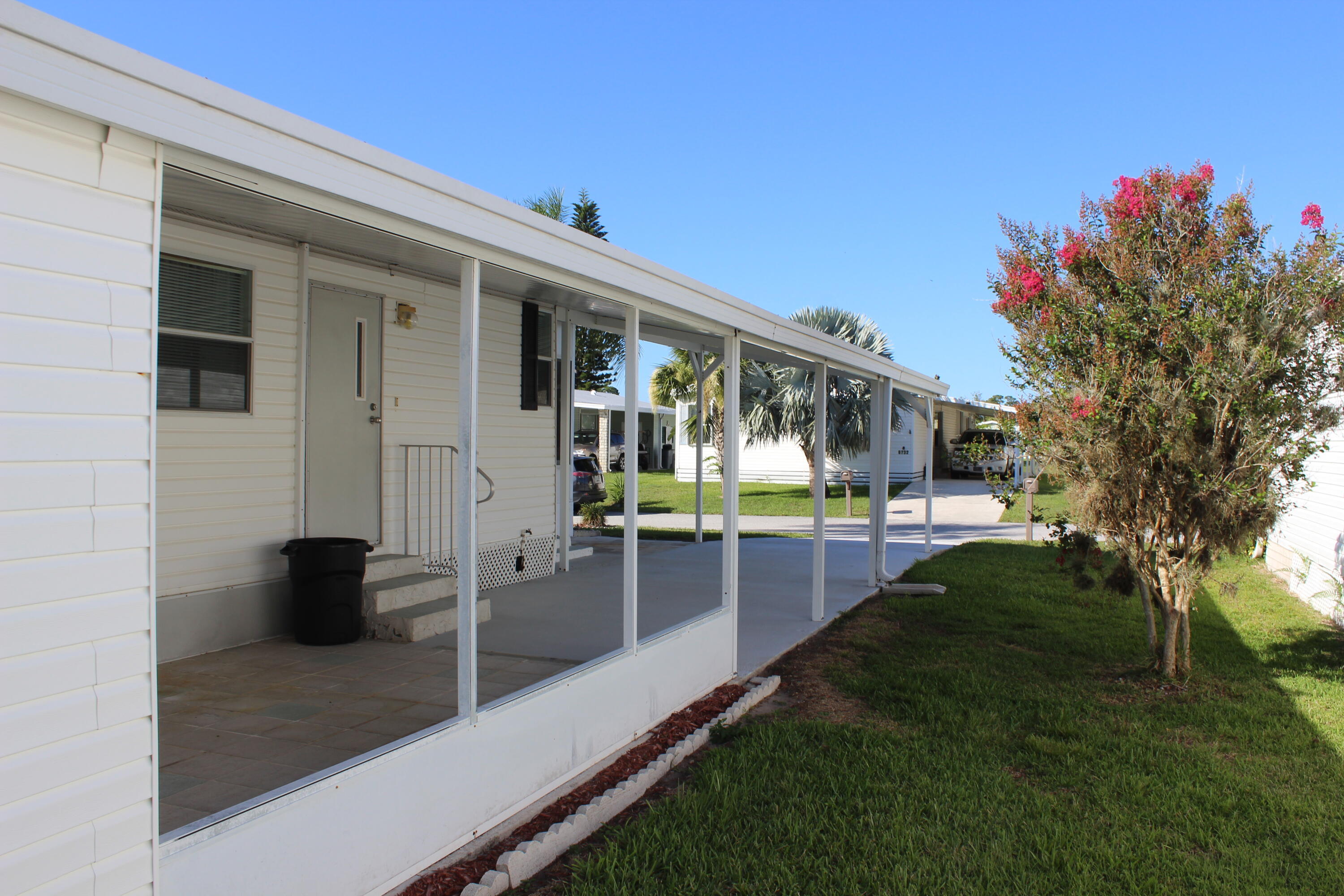 6731 Sinsonte Court Property Photo 7