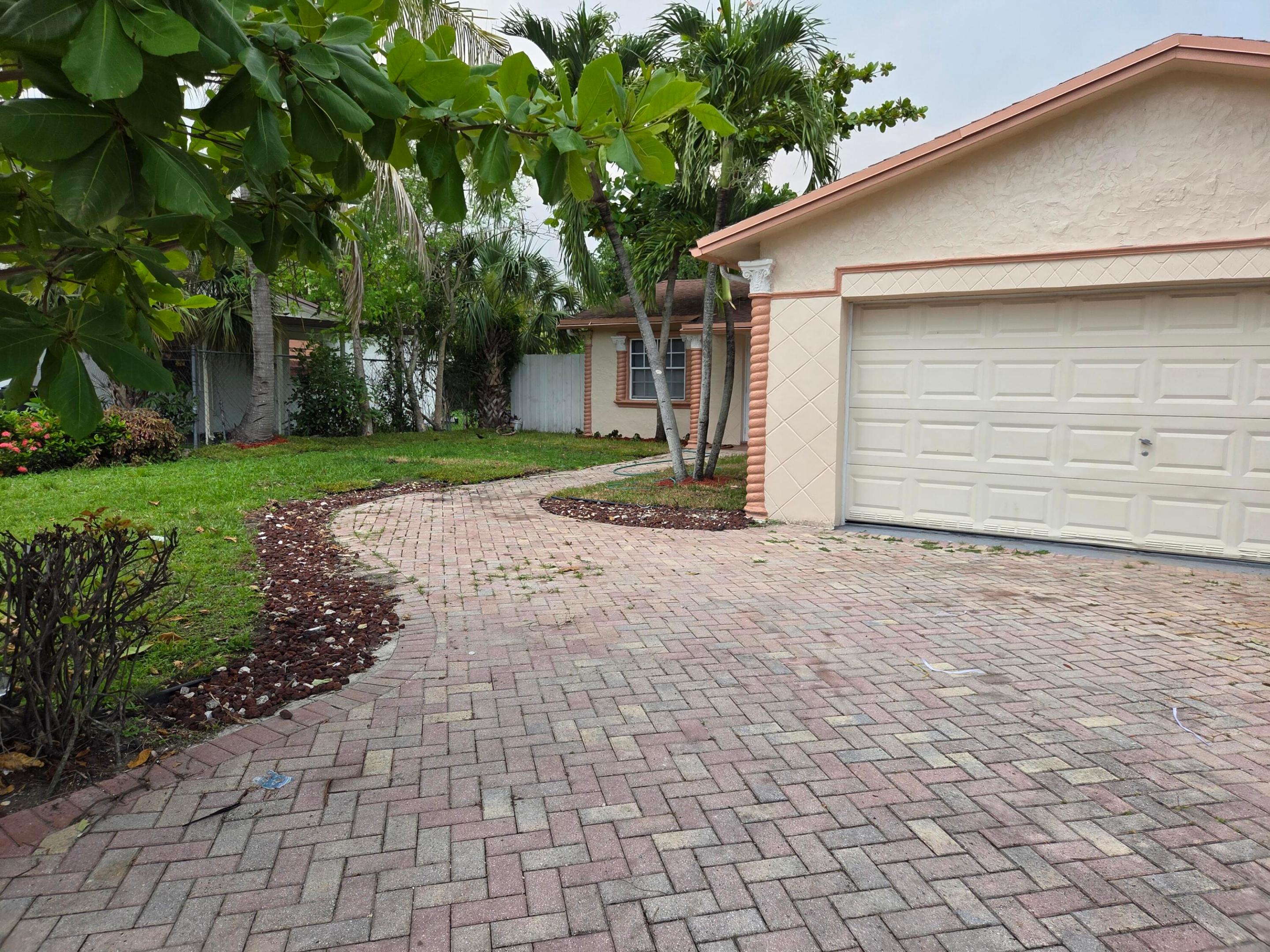 7601 Kimberly Boulevard Property Photo 3
